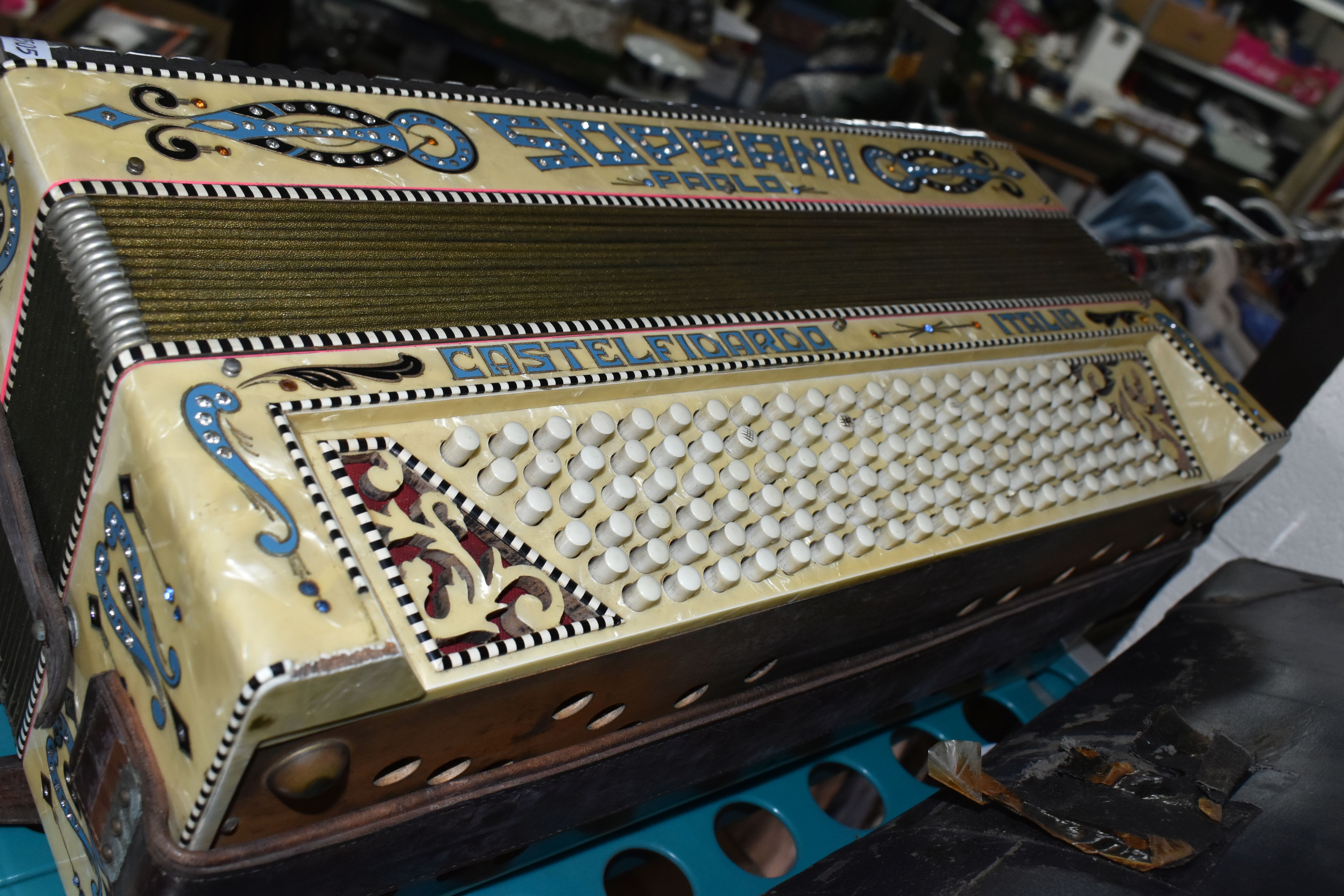 AN ITALIAN PAOLO SOPRANI CASTELFIDARDO ITALIA BUTTON ACCORDION WITH CASE, mother of pearl and - Image 3 of 5