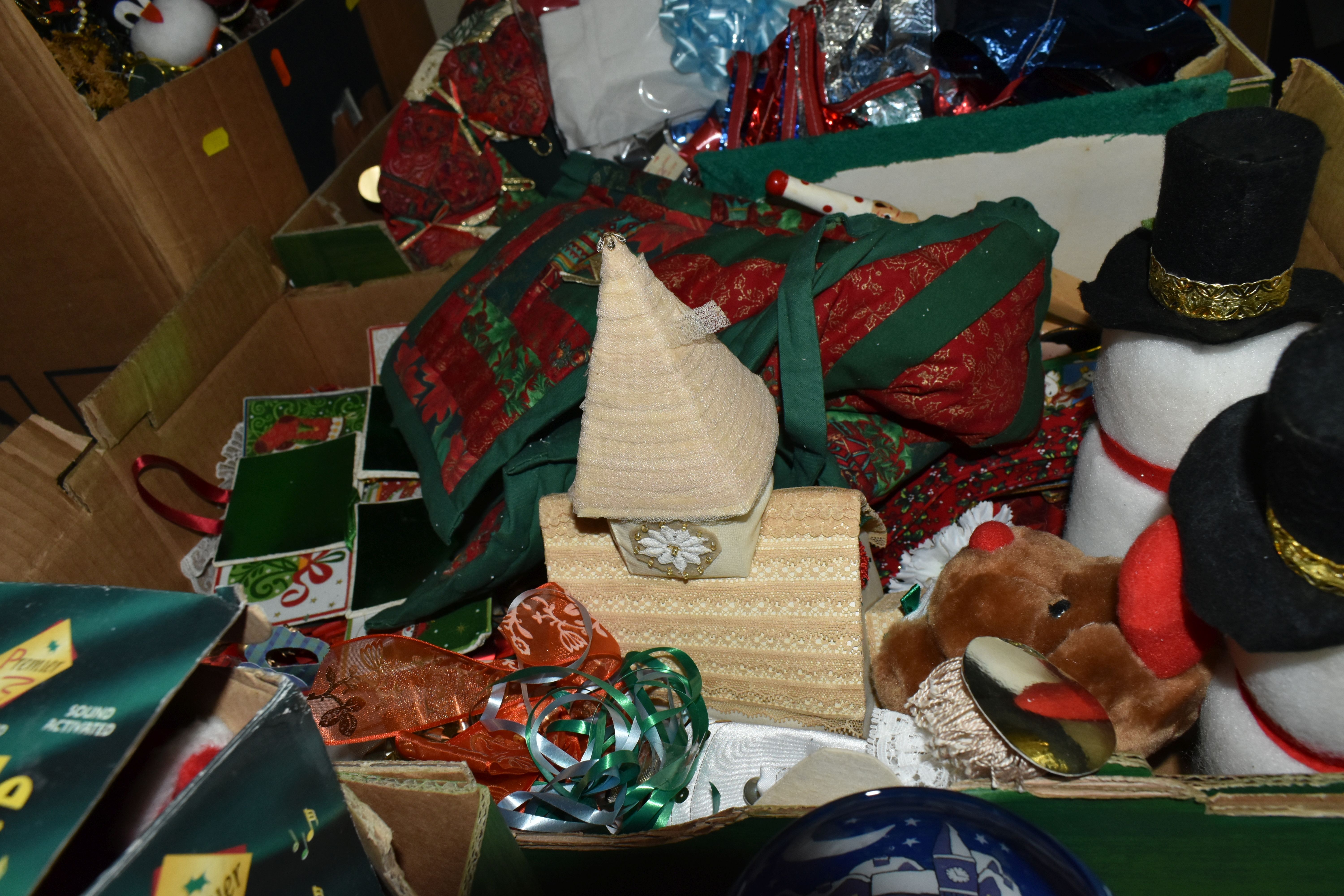 FOUR BOXES AND LOOSE CHRISTMAS DECORATIONS, largely late twentieth/ early twenty first century, to - Image 5 of 6
