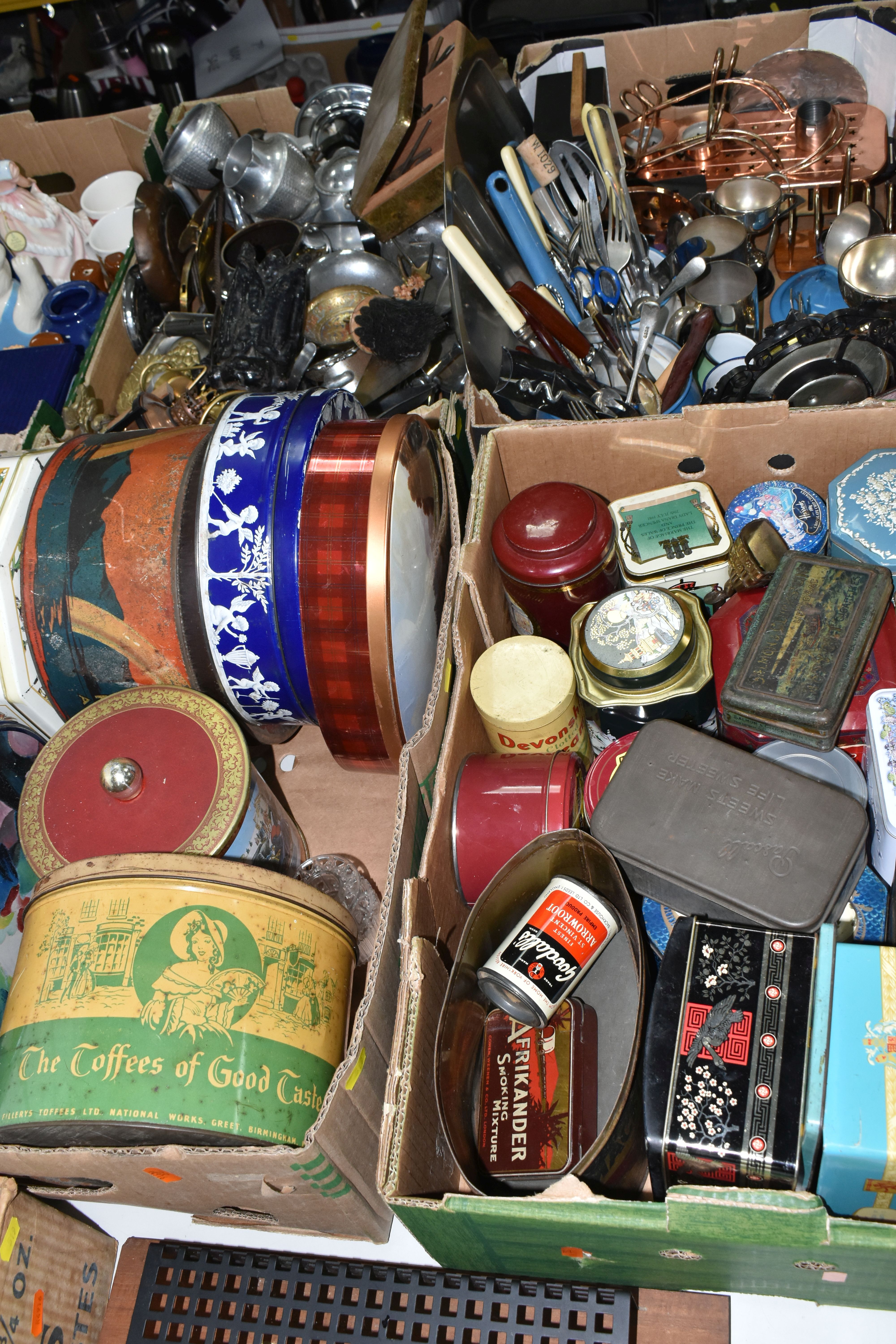 FIVE BOXES AND LOOSE ADVERTISING TINS AND OTHER METALWARE, to include twenty nine advertising tins - Image 10 of 10