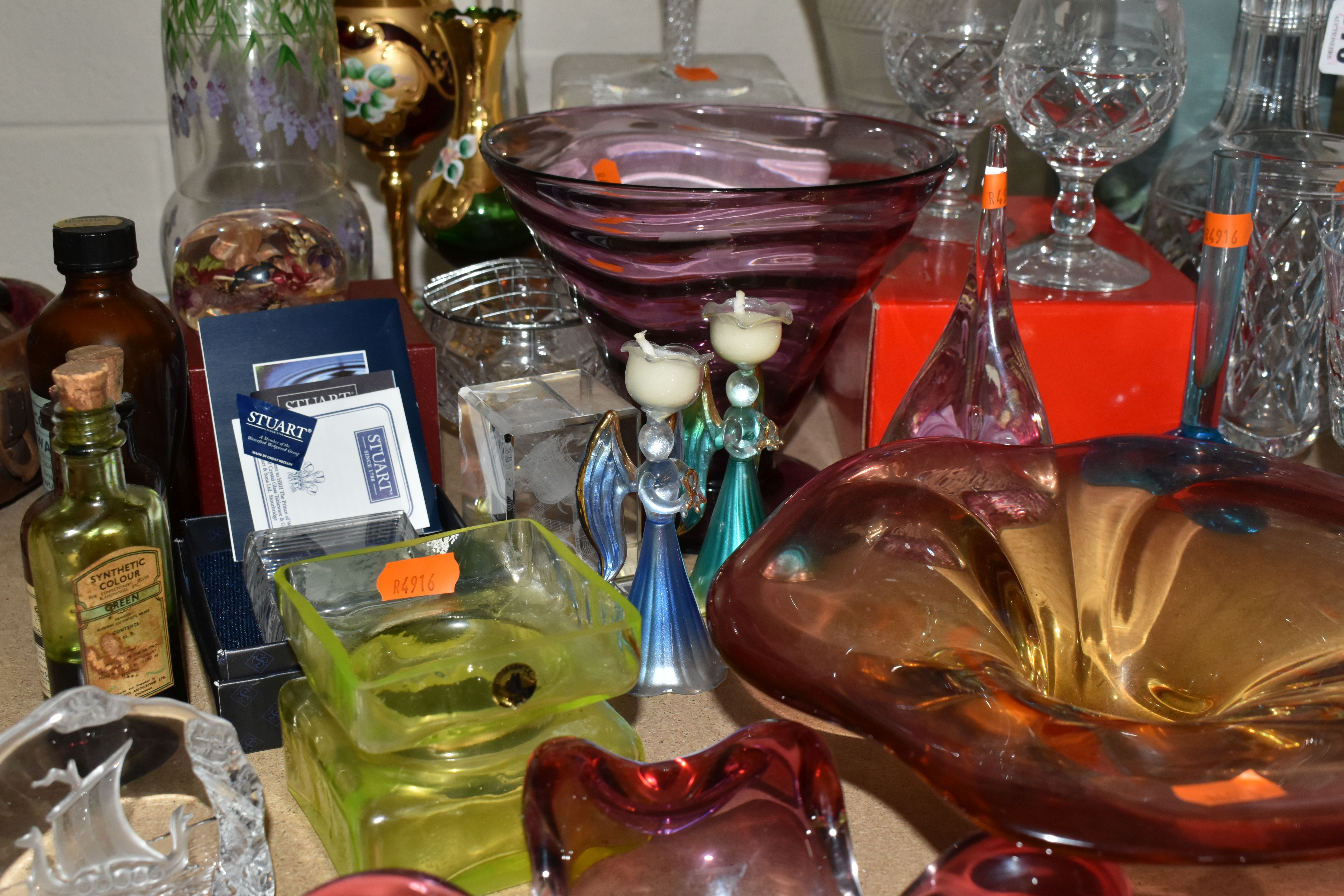 A COLLECTION OF GLASS WARE, to include a purple conical footed vase, possibly Thomas Webb, a - Image 7 of 10
