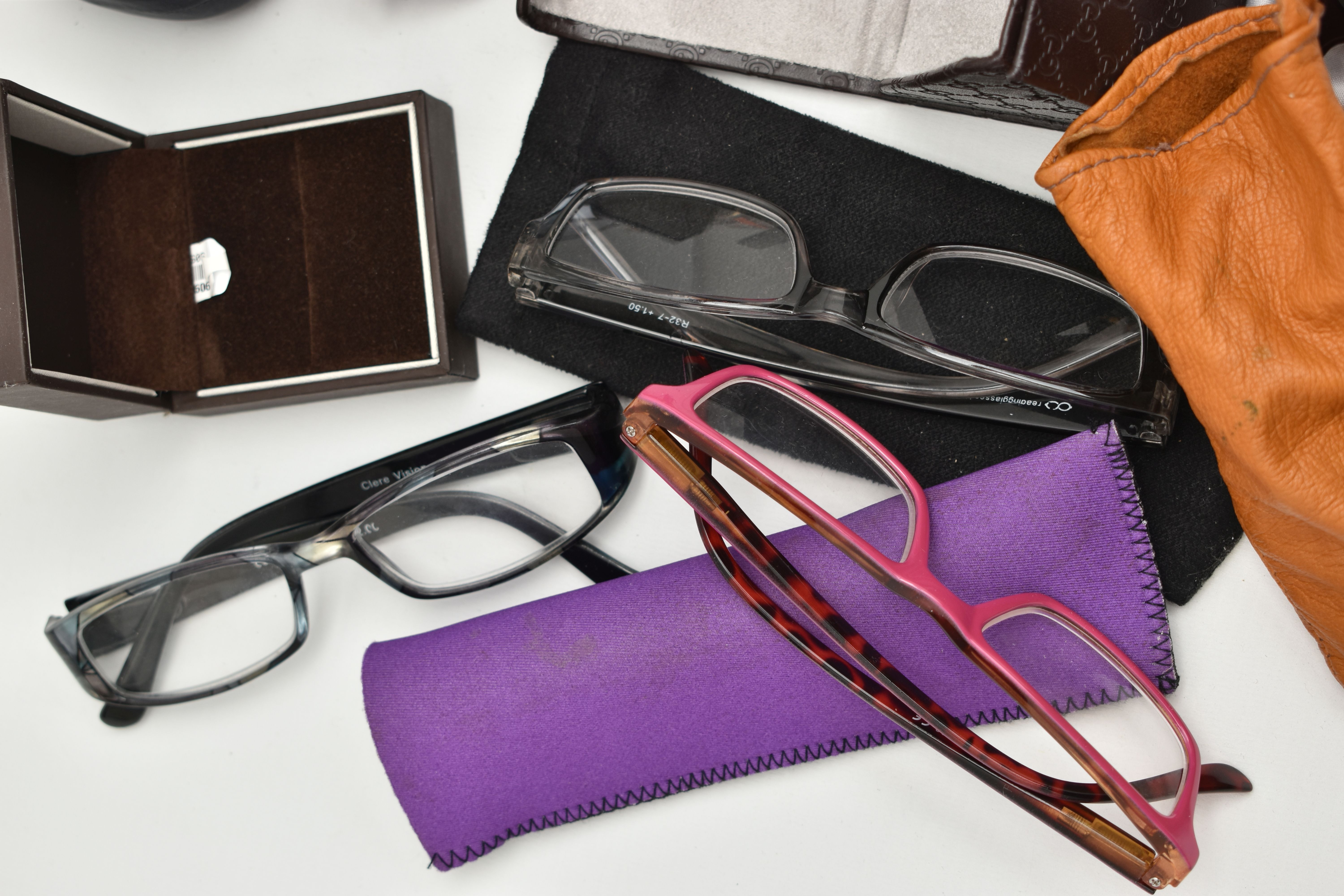 A BOX OF ASSORTED ITEMS, to include a pair of 'Ray Ban' Wayfarer 2140 sunglasses, a pair of Gucci - Image 5 of 5