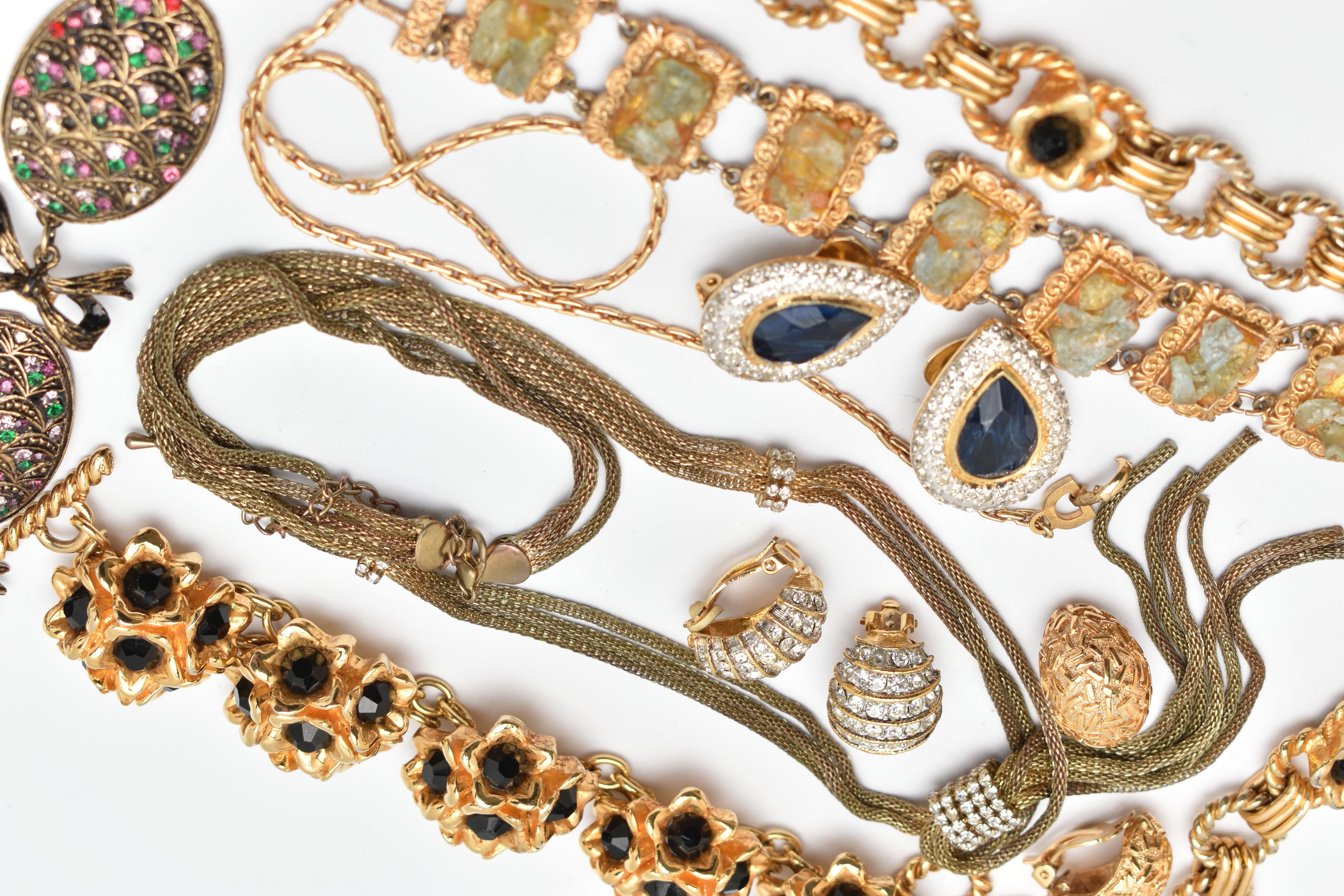ASSORTED COSTUME JEWELLERY, mostly gilt metal pieces, bracelets, no-pierced clip on earrings, - Image 6 of 6