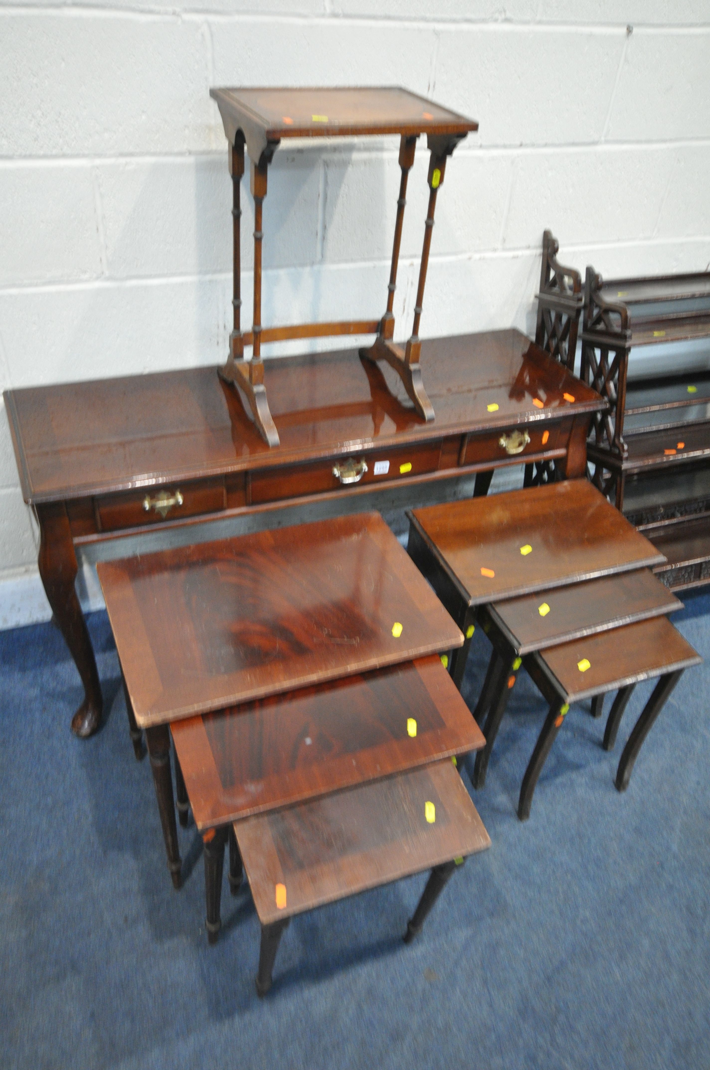A SELECTION OF 20TH CENTURY MAHOGANY OCCASIONAL FURNITURE, to include a side table, with a single - Image 2 of 5
