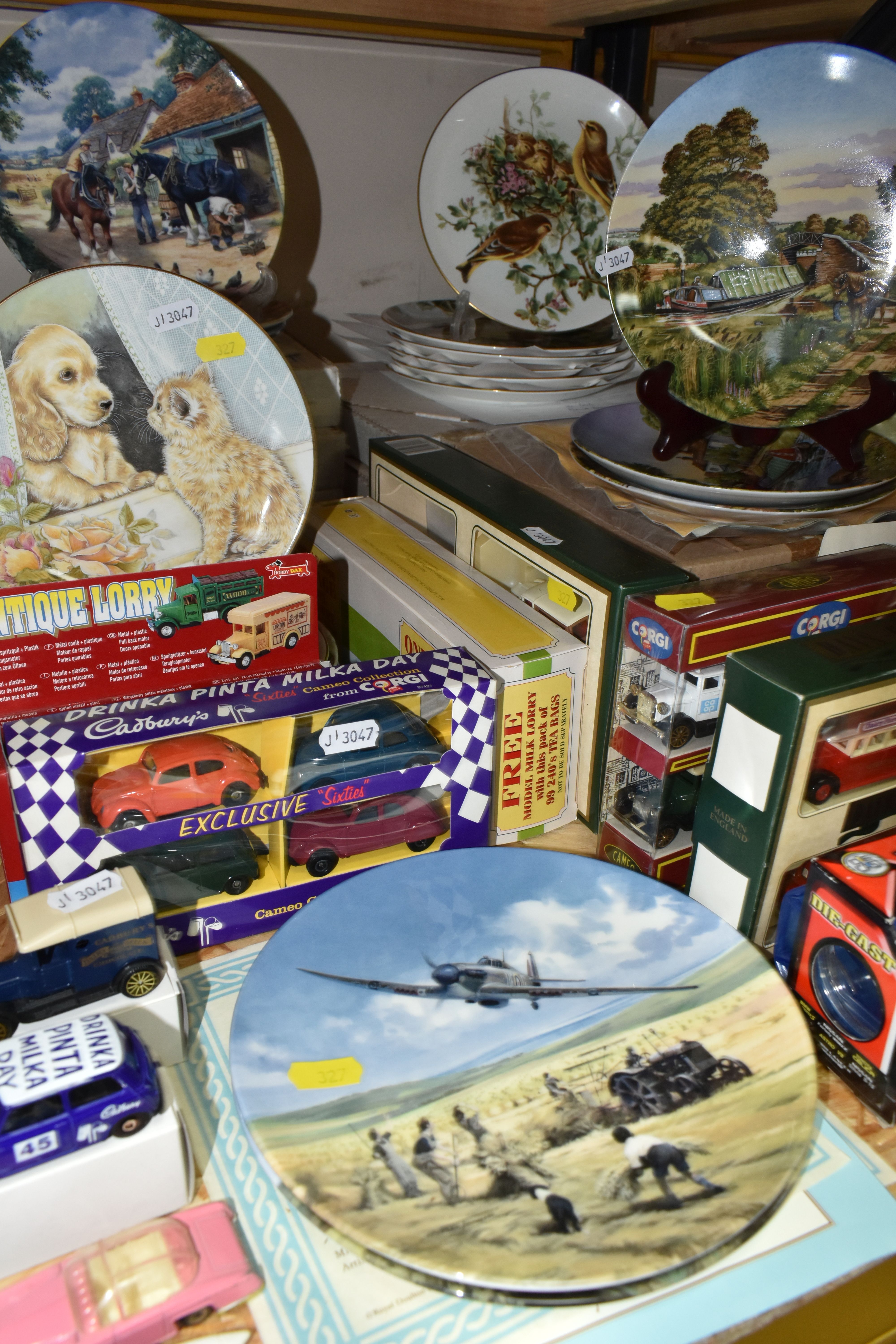 A GROUP OF BOXED COTTAGE SCULPTURES, COLLECTORS PLATES AND DIECAST VEHICLES, to include fourteen - Image 4 of 6