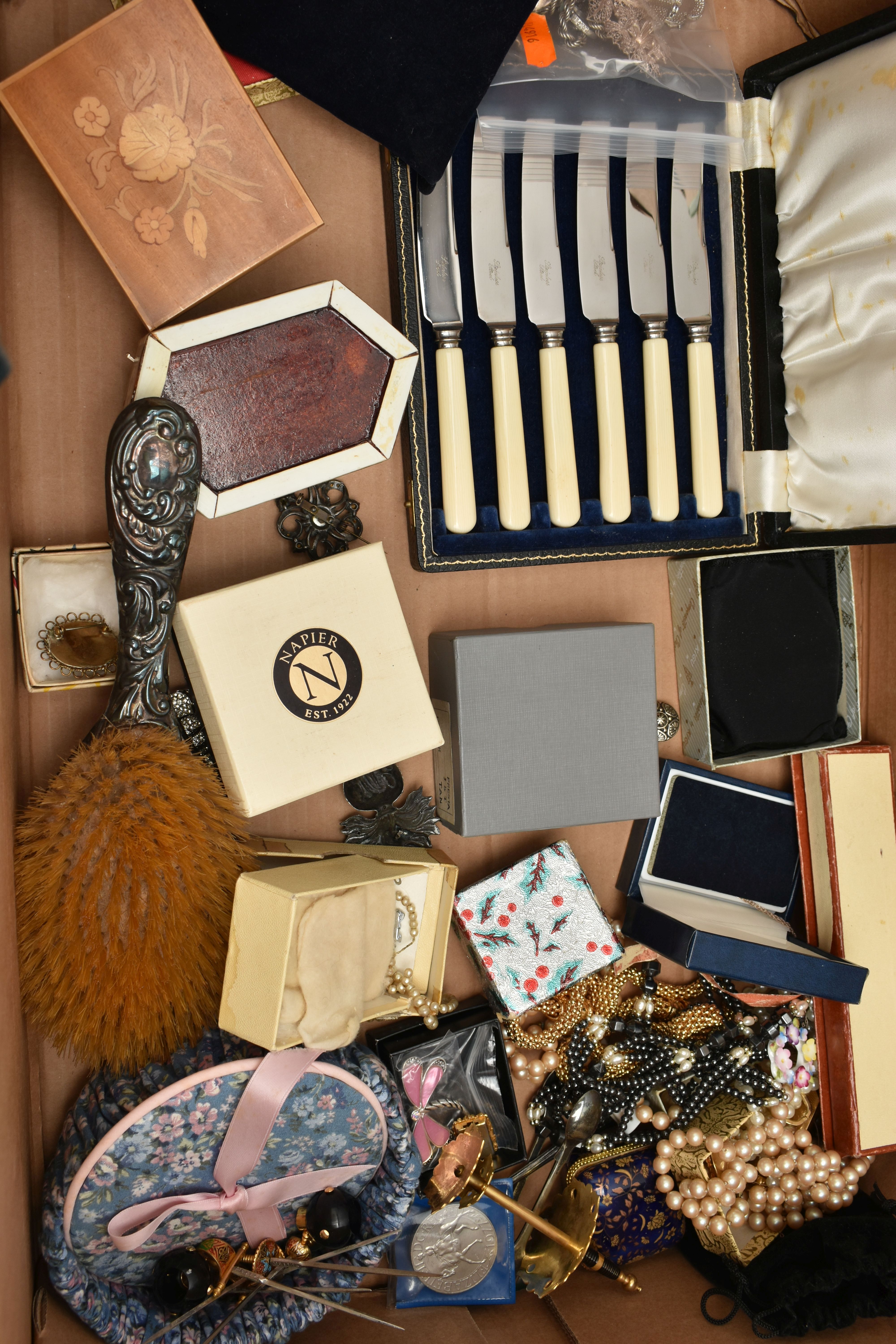 A BOX OF ASSORTED ITEMS, to include a small selection of white metal jewellery, including a rope - Image 6 of 6