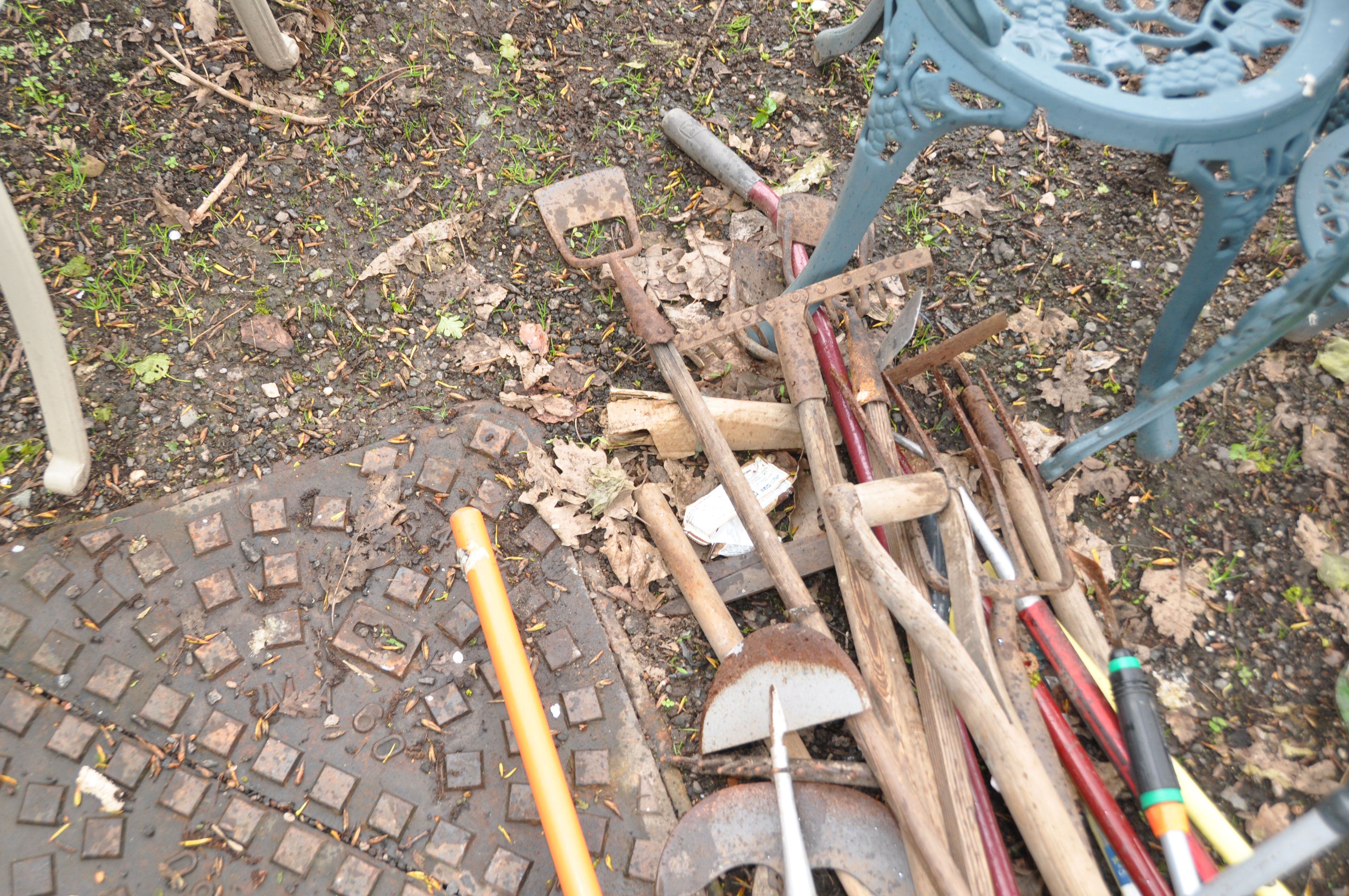 A COLLECTION OF GARDEN TOOLS including forks, rakes, spades, shovels etc (15+) - Image 2 of 2