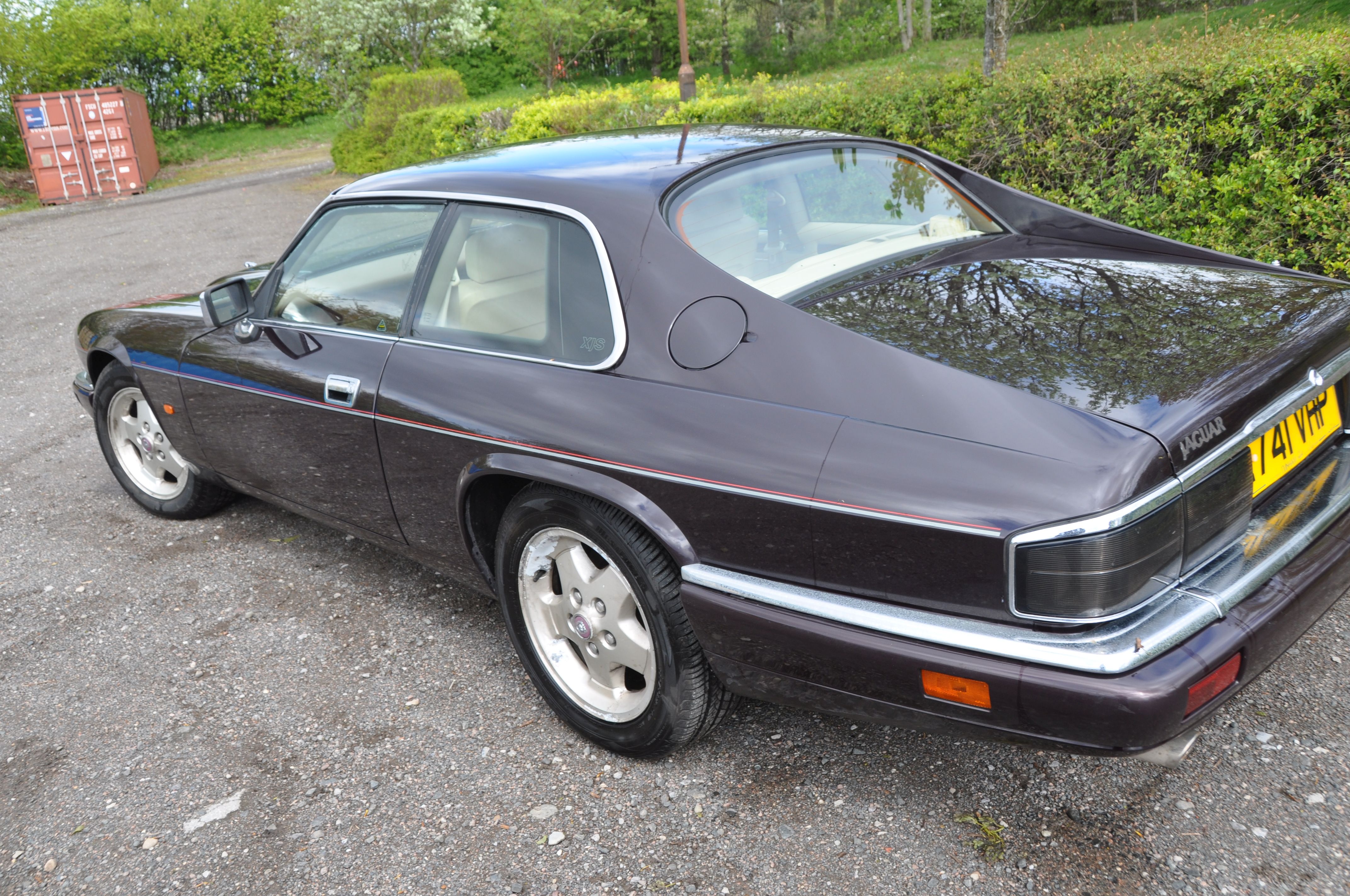 A 1994 JAGUAR XJ-S 4.0 AUTO SPORTS SALOON CAR in burgundy, 3980cc straight 6 cylinder petrol engine, - Image 5 of 26