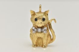 AN 18CT GOLD DIAMOND AND SAPPHIRE CAT PENDANT, the seated cat with sapphire eyes and a bow set