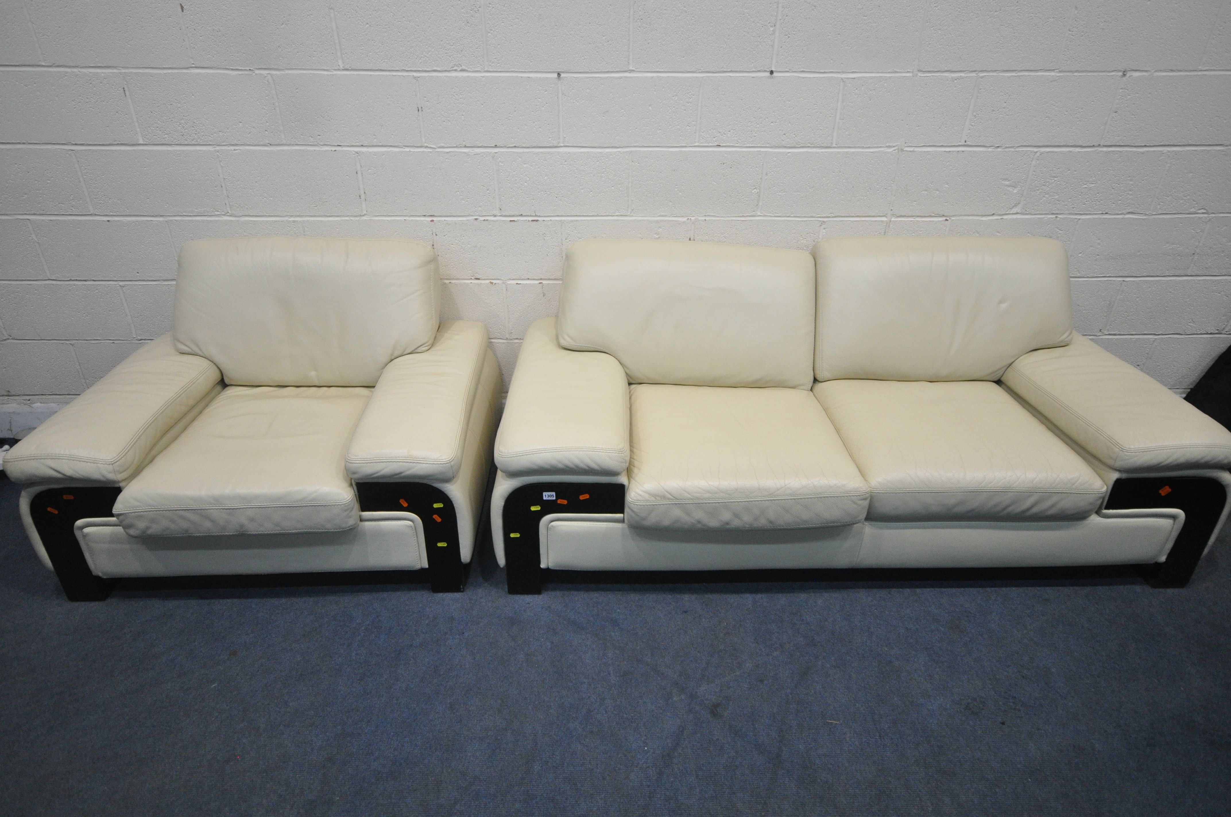 FERRARI DIVANI, AN ITALIAN CREAM LEATHER UPHOLSTERED TWO PIECE LOUNGE SUITE, comprising a two seater