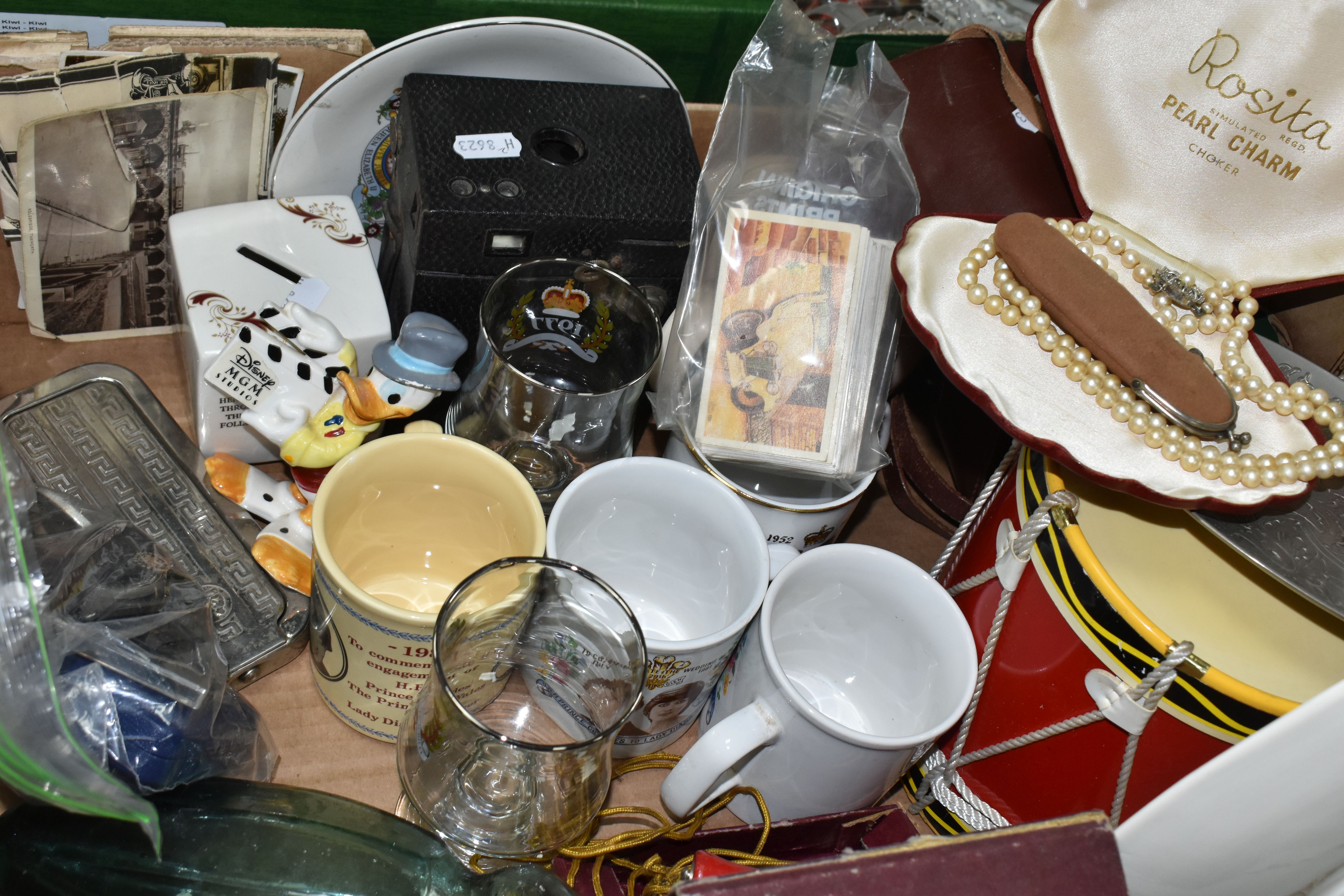 A BOX AND LOOSE RADIO, CERAMICS AND SUNDRY ITEMS, to include a Bush radio type DAC 90 A, an aqua - Image 8 of 8