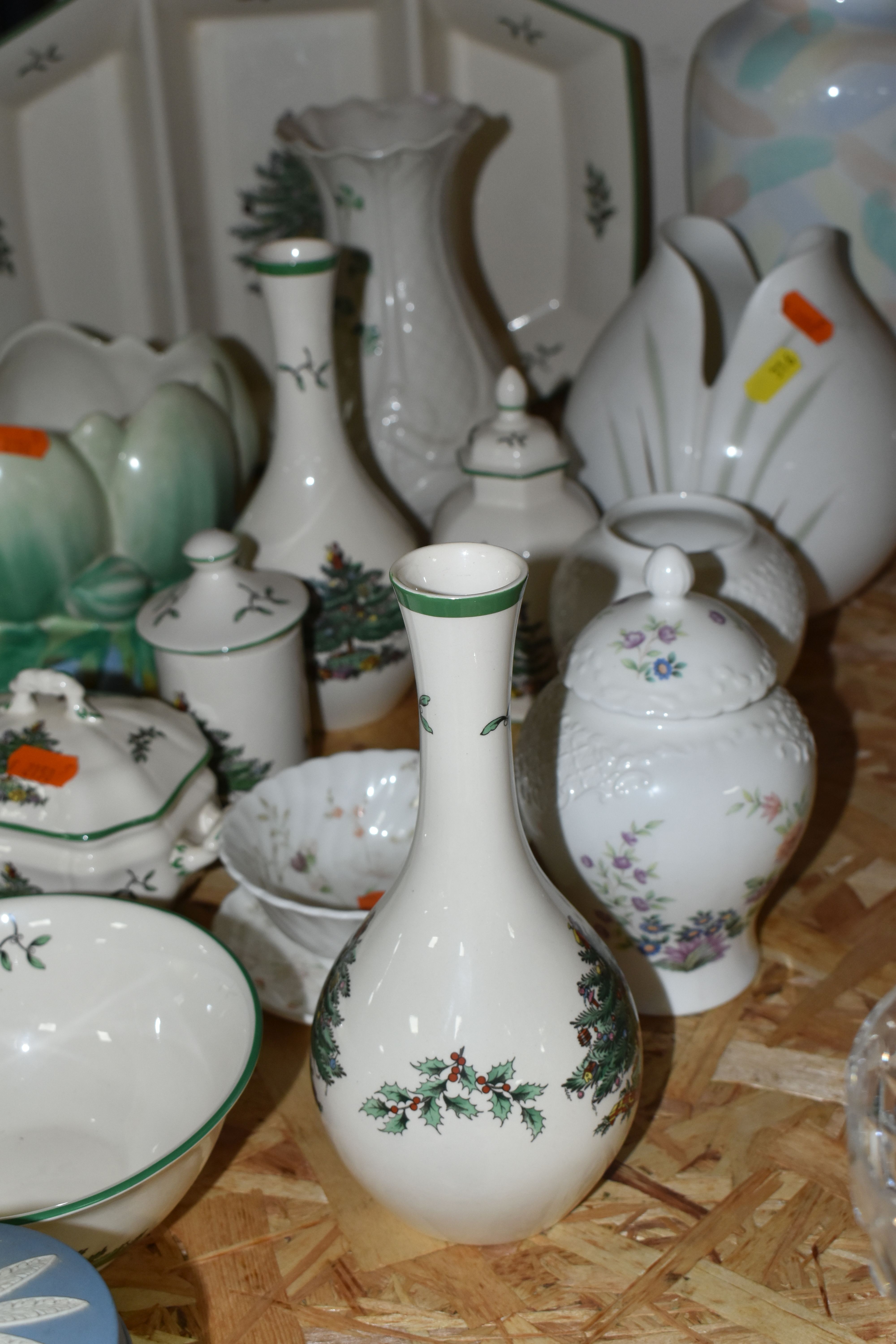A GROUP OF NAMED CERAMICS, comprising nine pieces of Spode 'Christmas Tree' pattern tableware, a - Image 3 of 10