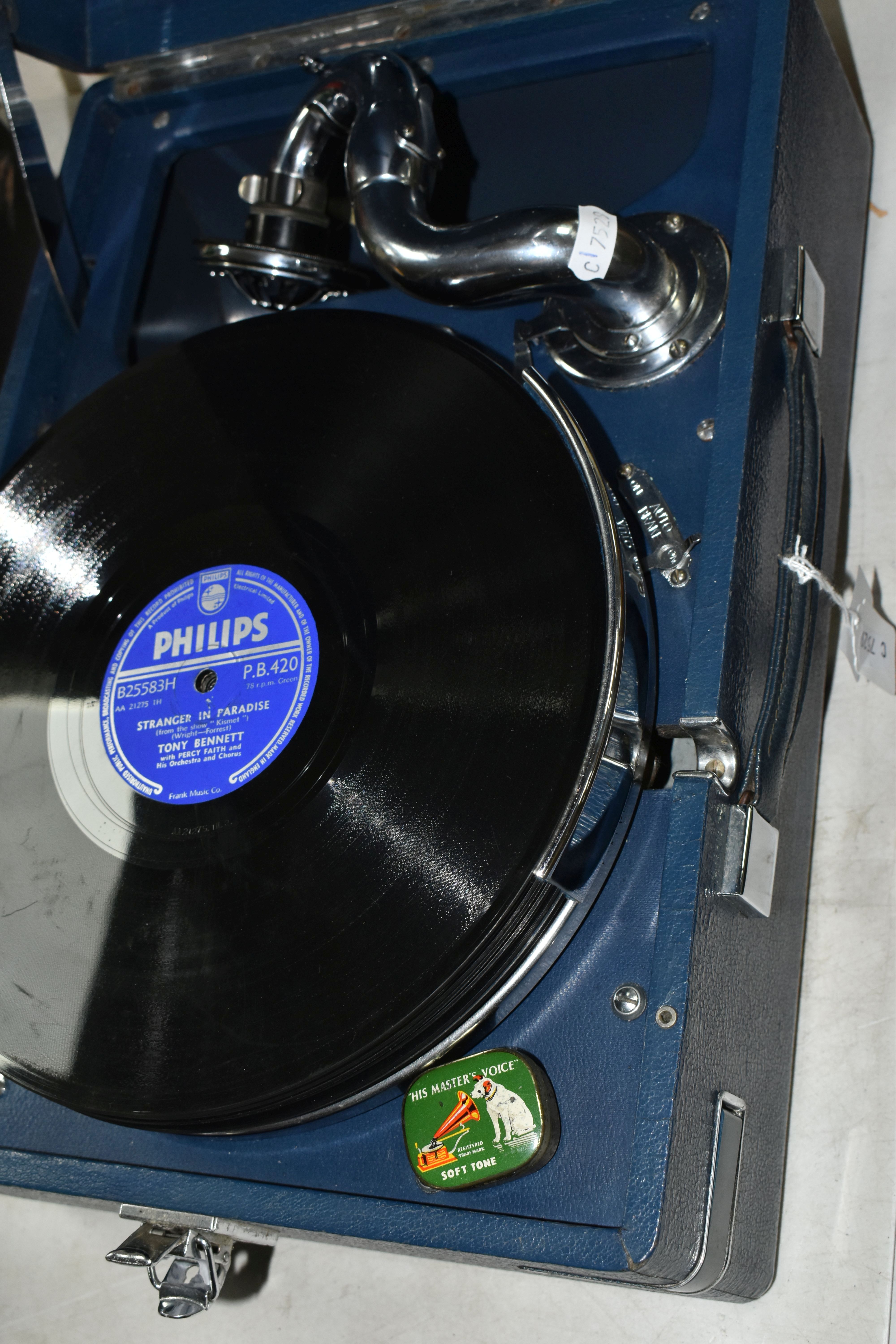 A 1930s HMV MODEL 102 WIND UP GRAMOPHONE IN BLUE PORTABLE CASE, including twelve LPs featuring - Image 4 of 7