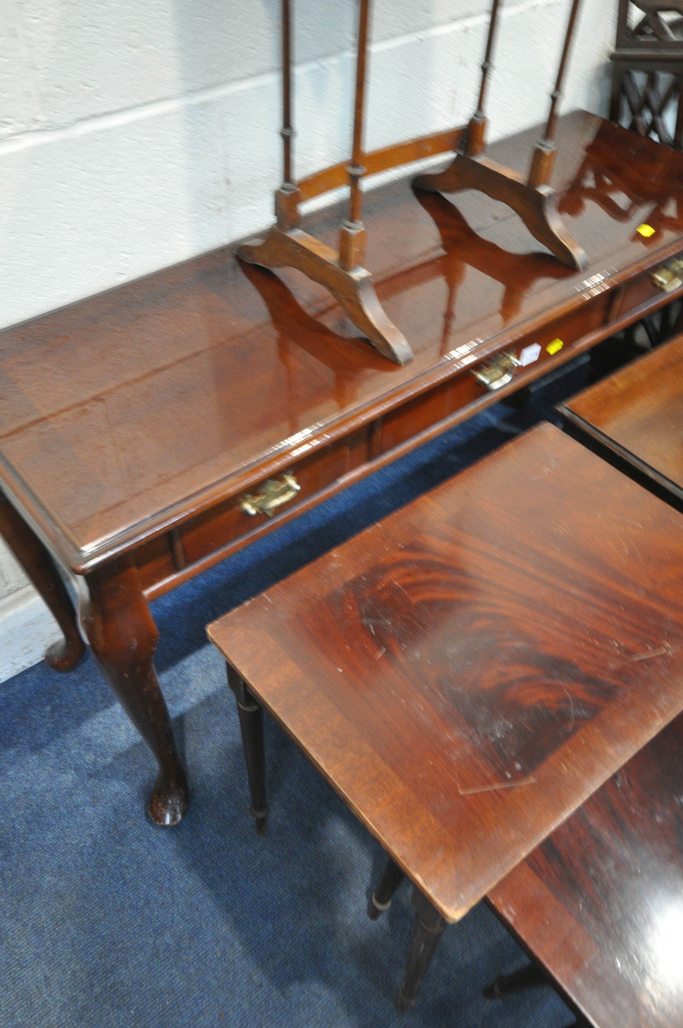 A SELECTION OF 20TH CENTURY MAHOGANY OCCASIONAL FURNITURE, to include a side table, with a single - Image 3 of 5