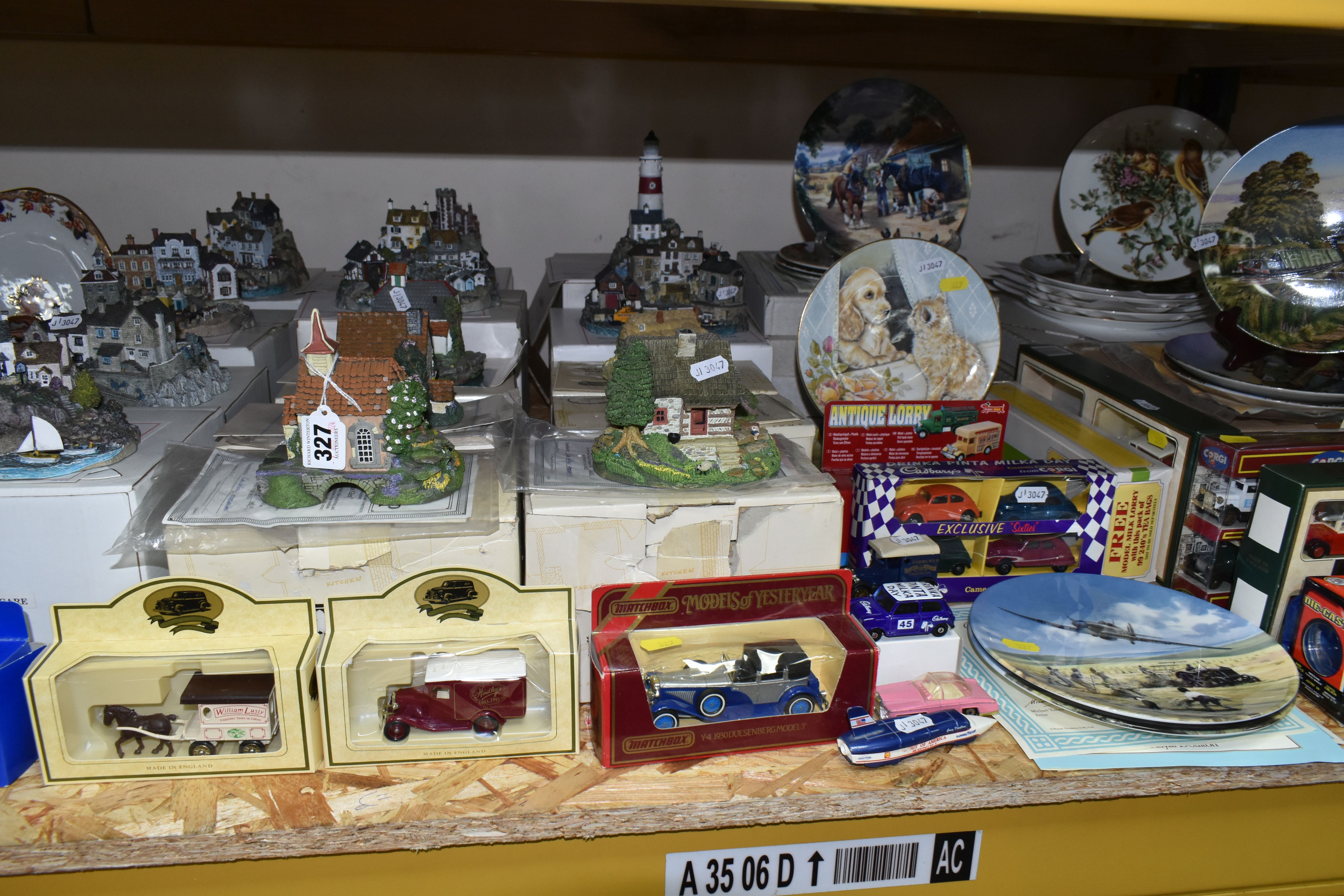 A GROUP OF BOXED COTTAGE SCULPTURES, COLLECTORS PLATES AND DIECAST VEHICLES, to include fourteen - Image 2 of 6