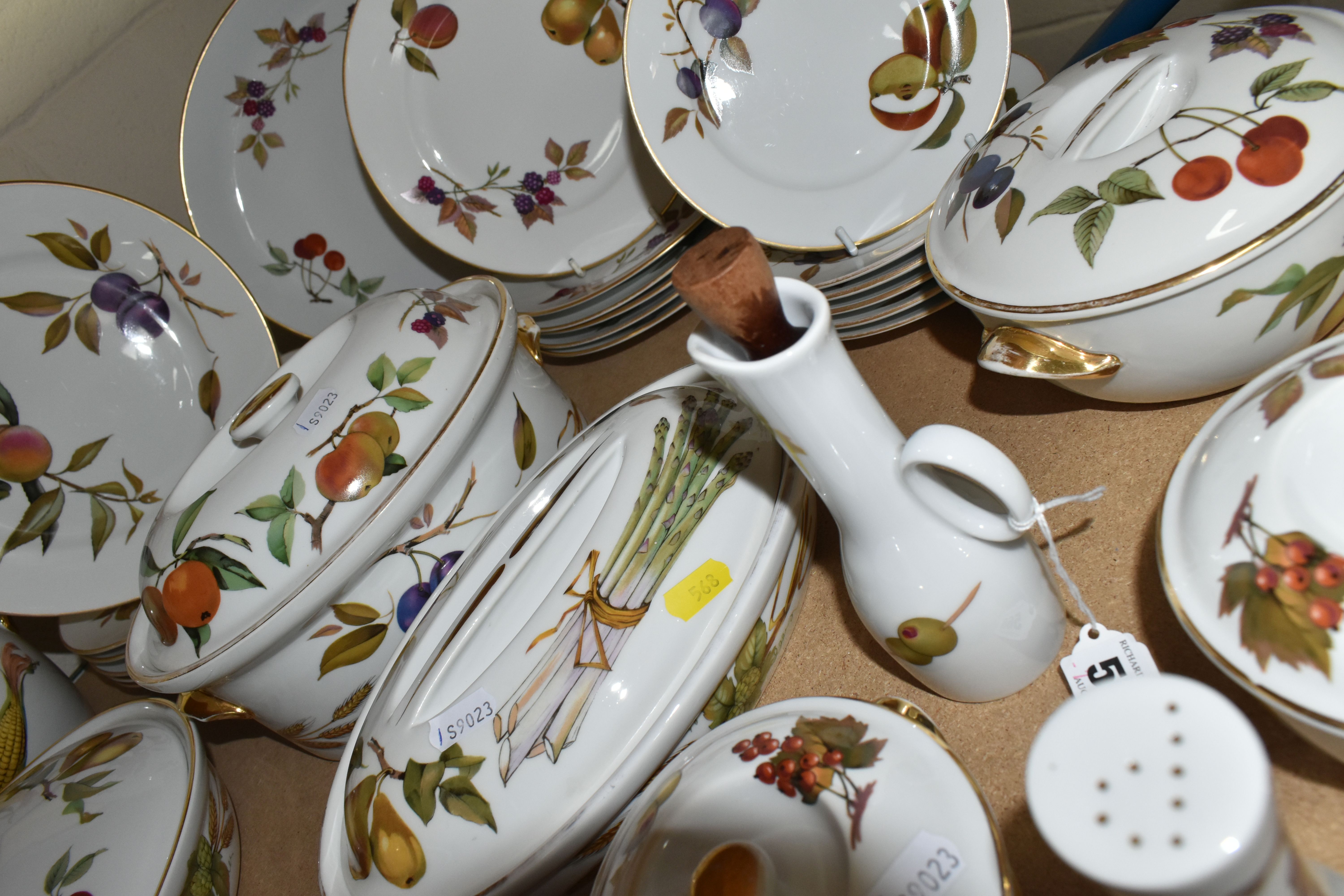 THIRTY THREE PIECES OF ROYAL WORCESTER EVESHAM DINING WARE, including serving dishes, plates, tea - Image 5 of 6