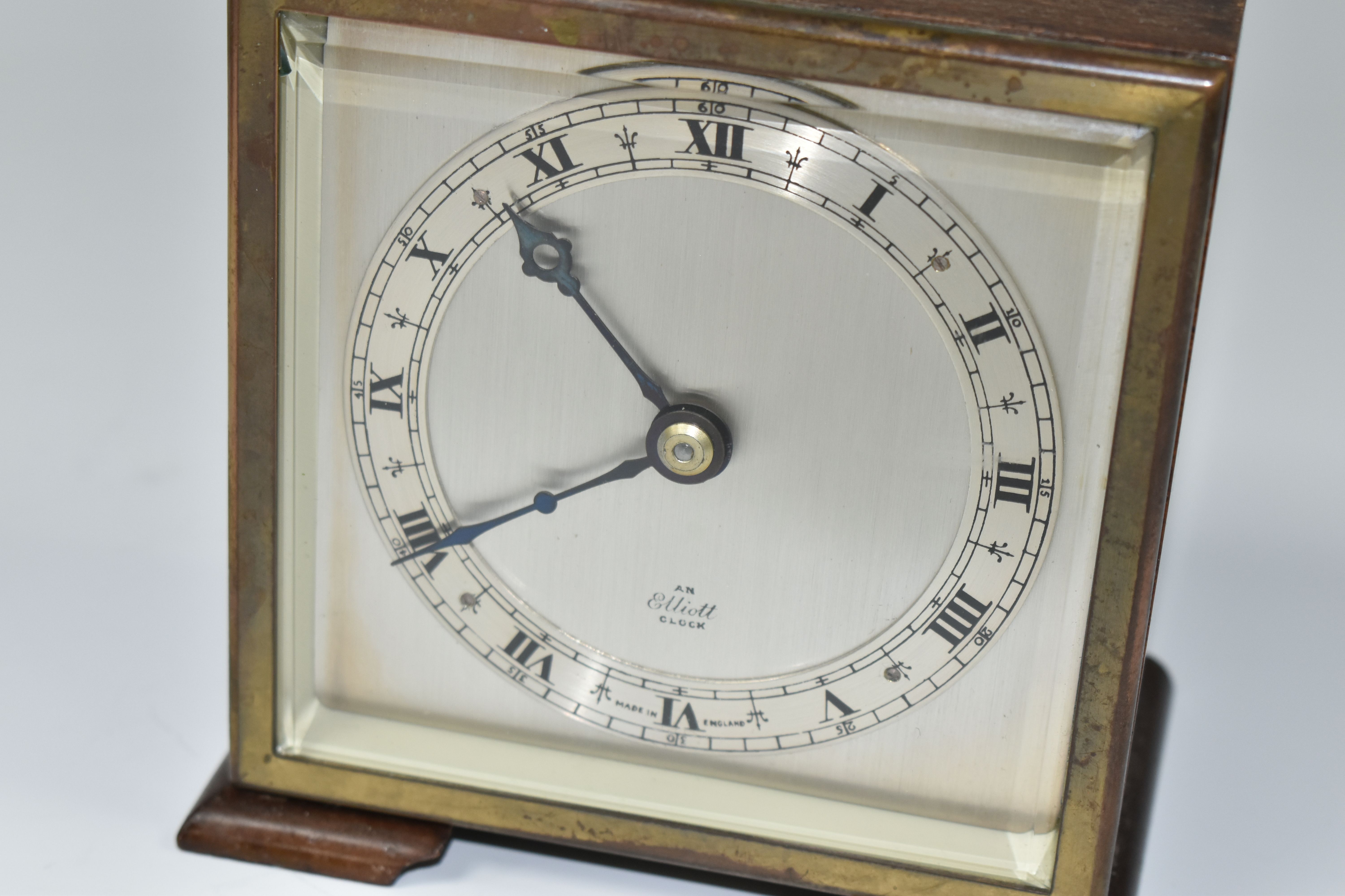 A SMALL ELLIOTT MANTEL CLOCK, the case square in form, raised on two tapering feet, the dial - Image 6 of 6