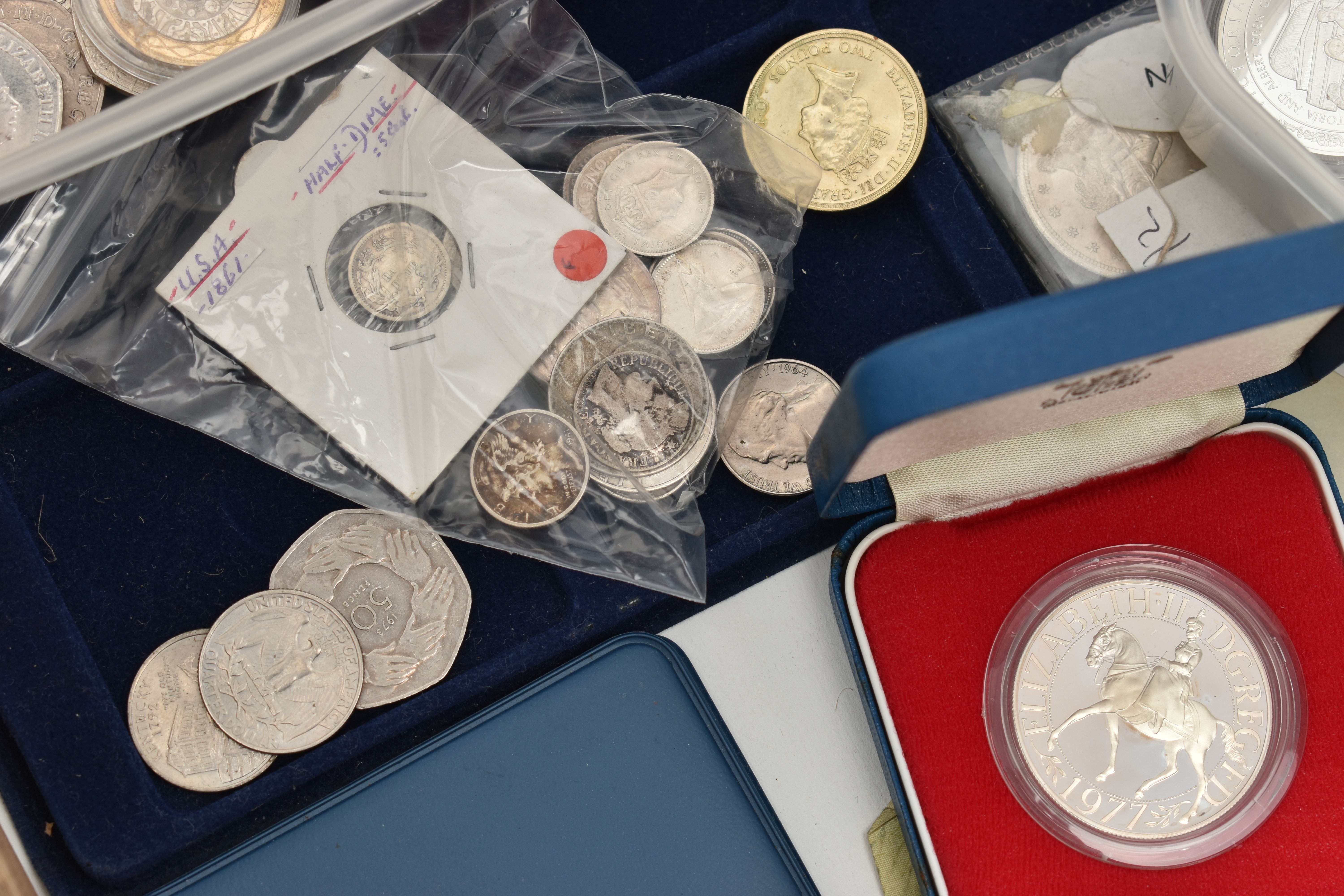 A LARGE CARDBOARD BOX CONTAINING COINS AND COMMEMORATIVES, to include over 1.6 Kilo of mixed - Image 6 of 9