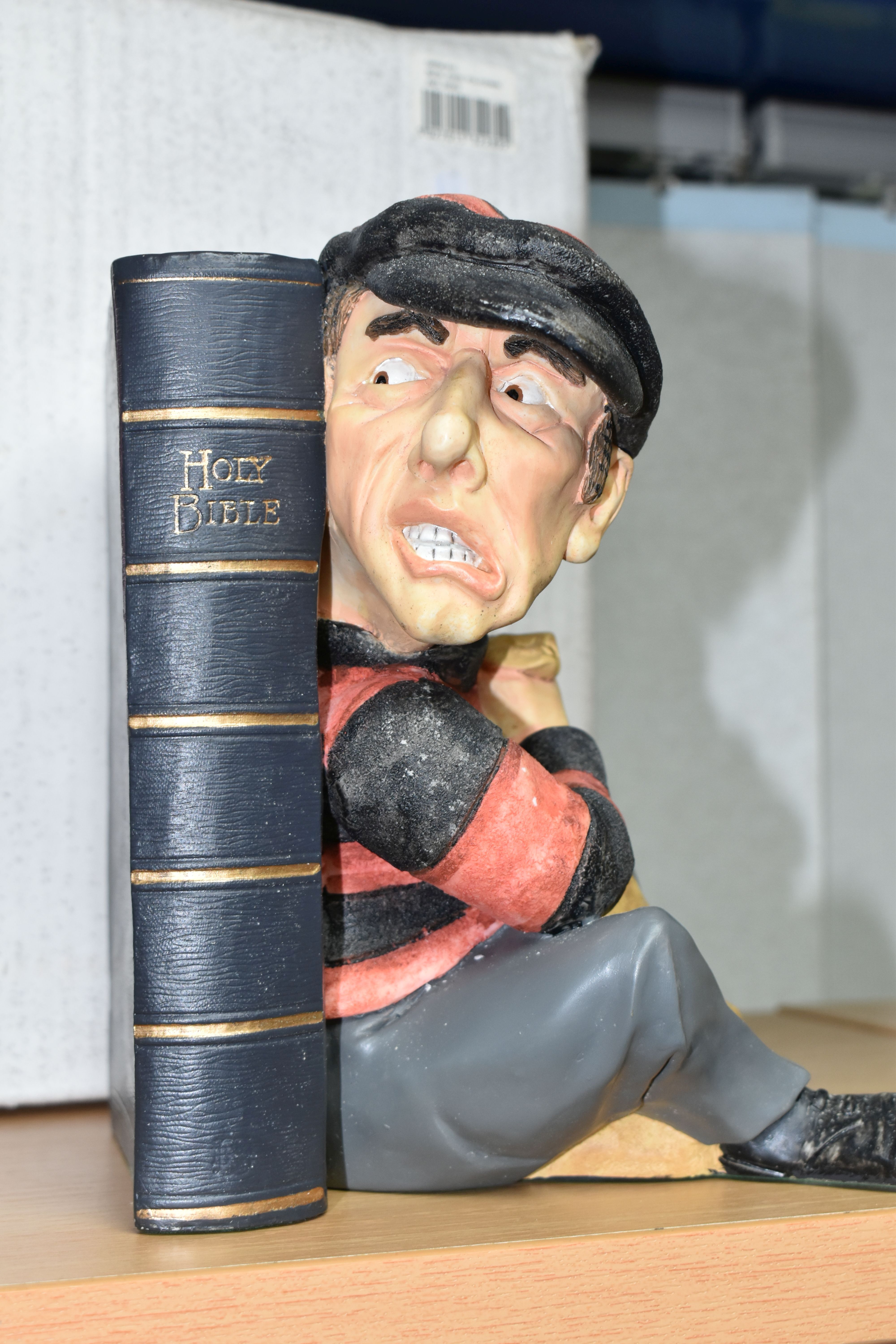 A BOXED PAIR OF ORIGINALITIES BOOK ENDS, the resin book ends depicting a policeman and a thief - Image 3 of 3