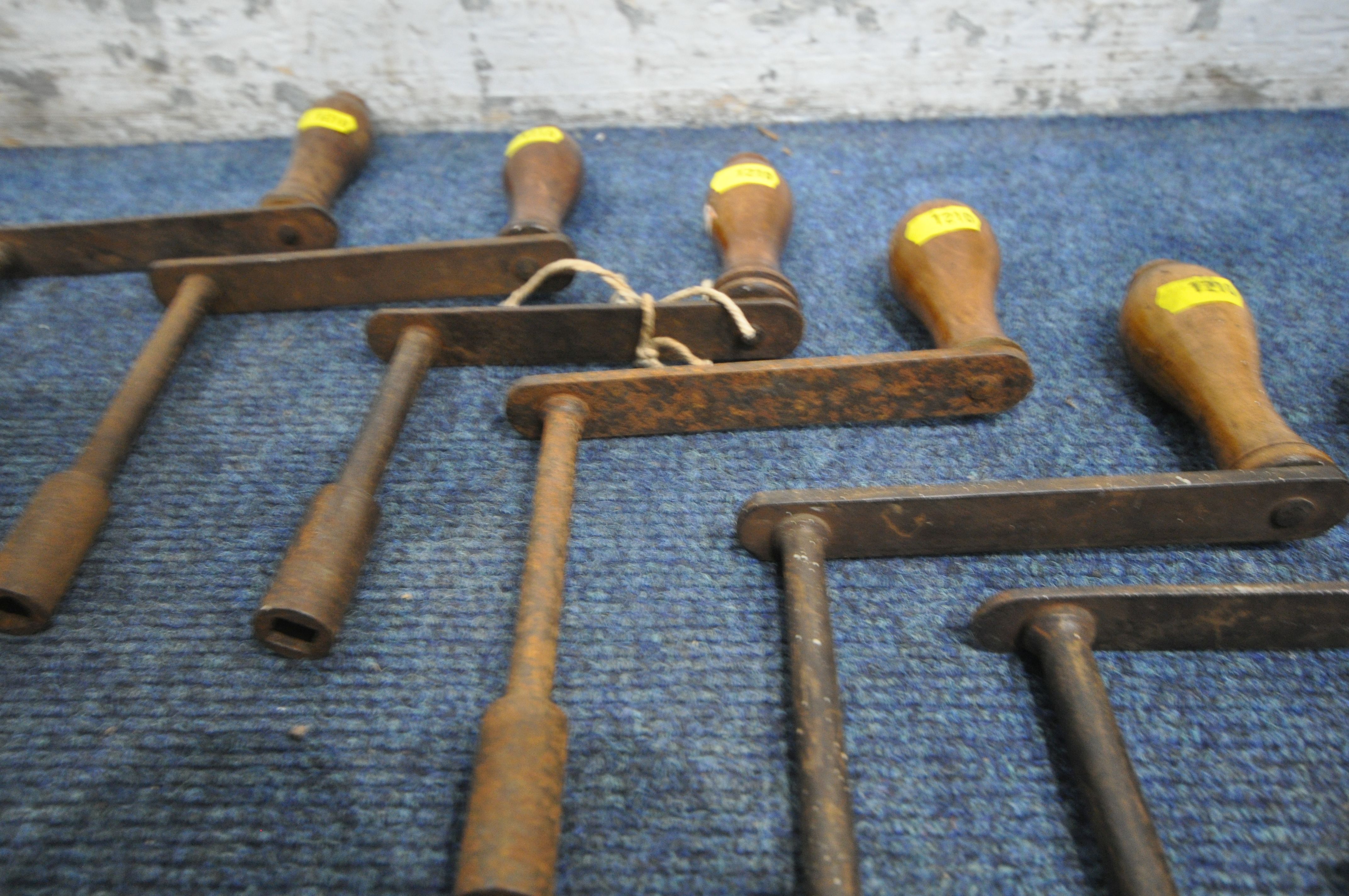 A BOX CONTAINING SEVEN VARIOUS TABLE WINDING HANDLES (condition report: general signs of wear and - Image 4 of 4