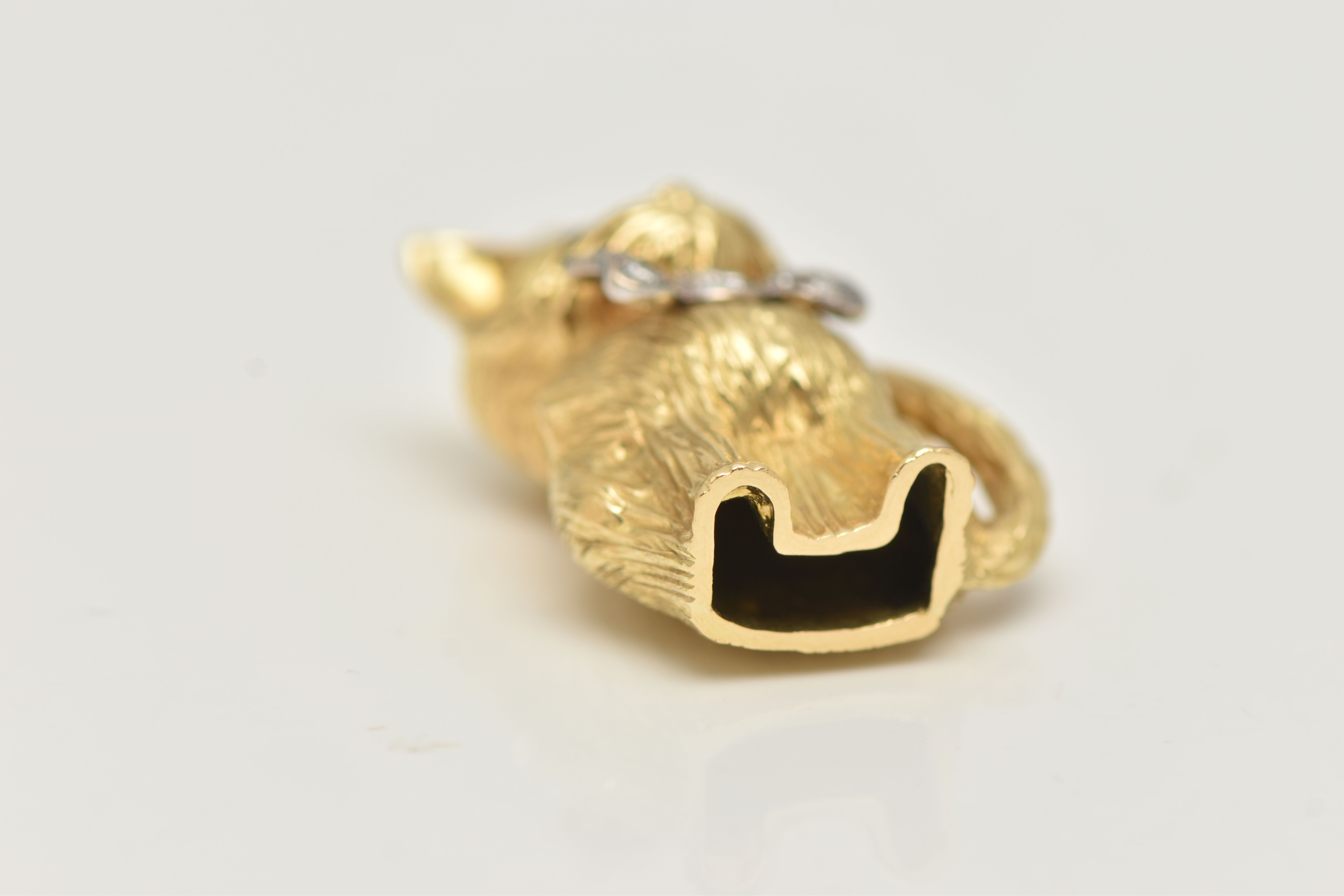 AN 18CT GOLD DIAMOND AND SAPPHIRE CAT PENDANT, the seated cat with sapphire eyes and a bow set - Image 5 of 5