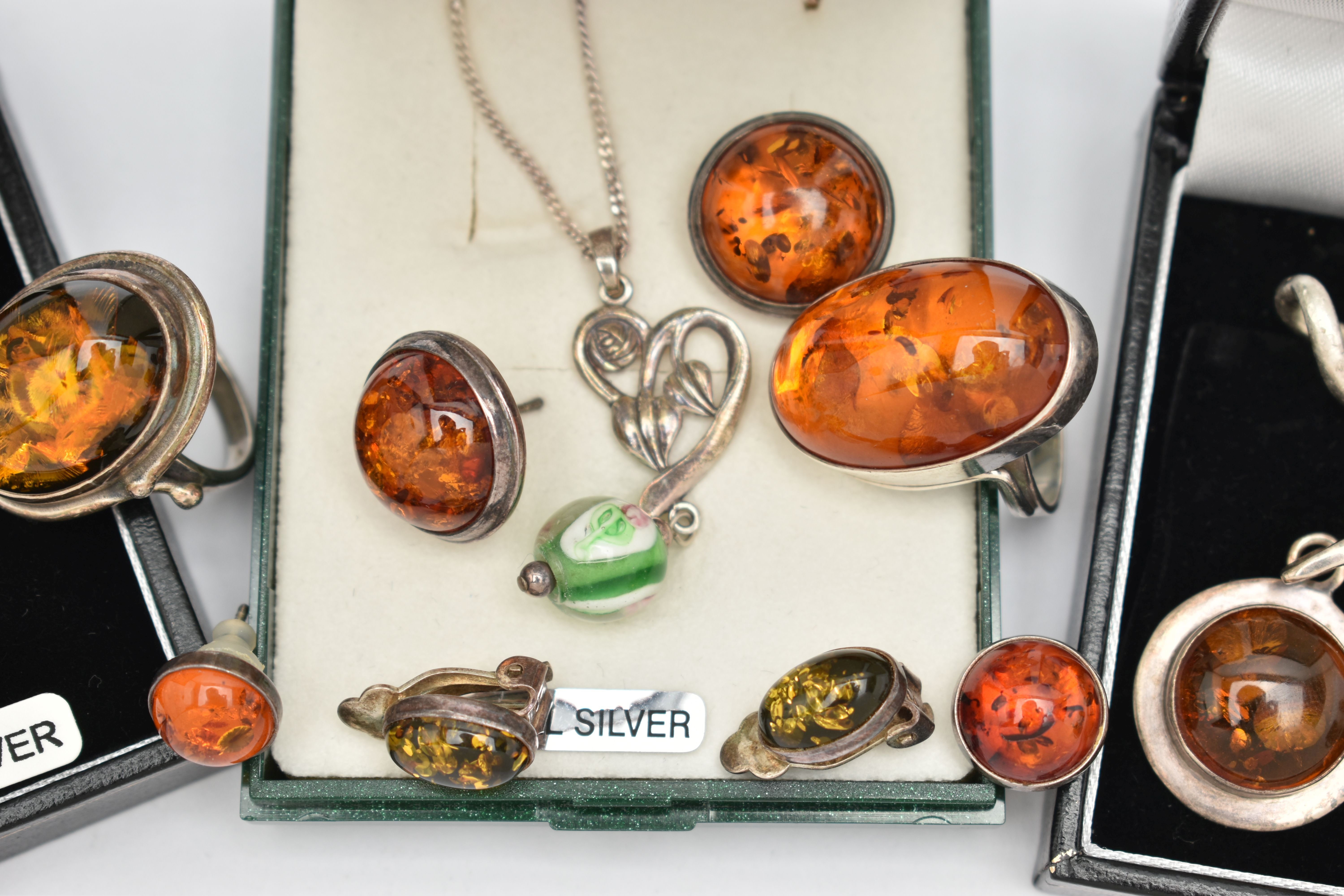 A SMALL ASSORTMENT OF WHITE METAL JEWELLERY, to include a pair of white metal amber cabochon stud - Image 3 of 4