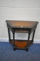 AN EARLY 20TH CENTURY OAK SIDE TABLE, with a single frieze drawer, raised on barley twist