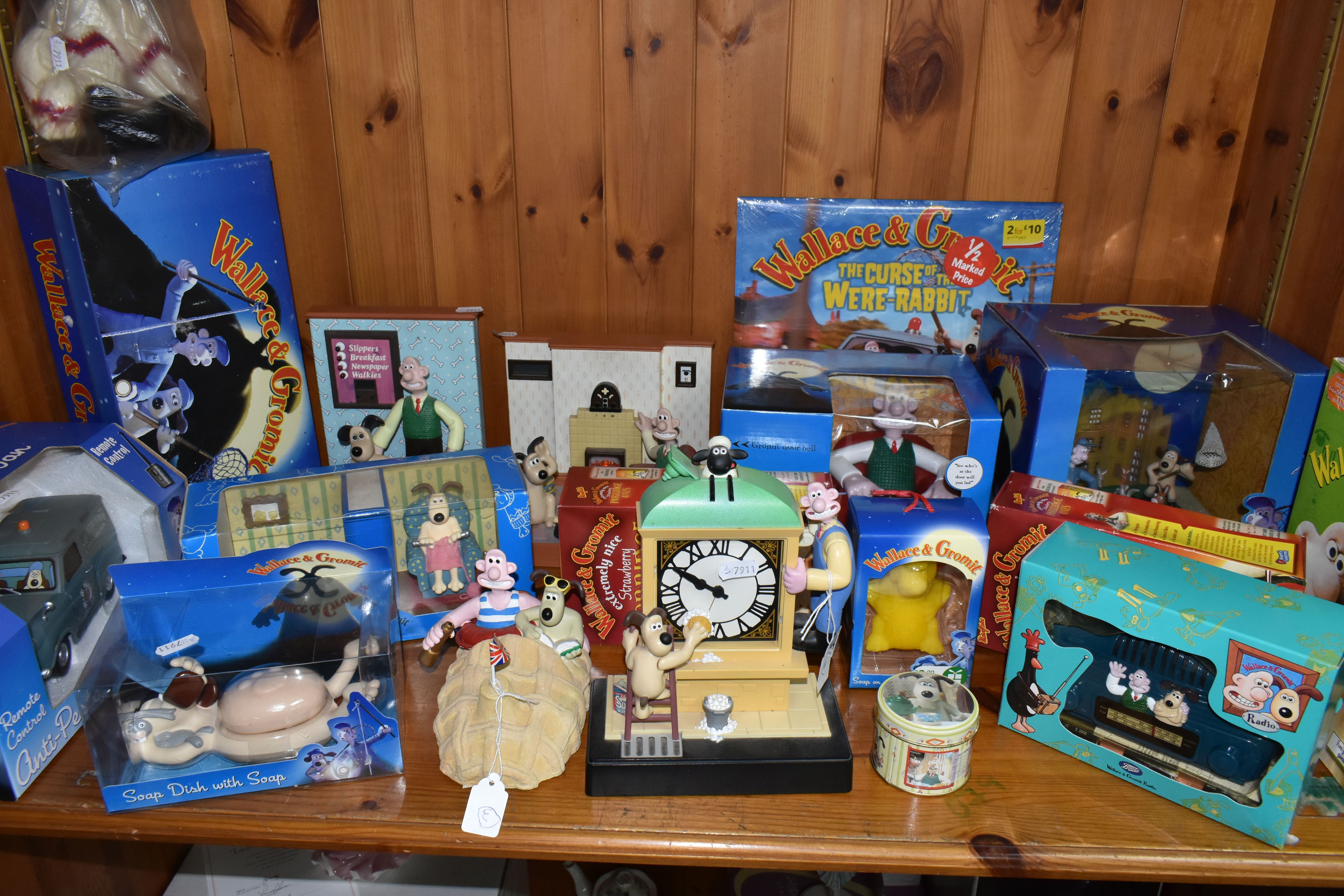 A LARGE COLLECTION OF BOXED 'WALLACE & GROMIT' NOVELTY ITEMS, to include a Wesco clock, Boots radio,