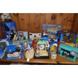 A LARGE COLLECTION OF BOXED 'WALLACE & GROMIT' NOVELTY ITEMS, to include a Wesco clock, Boots radio,