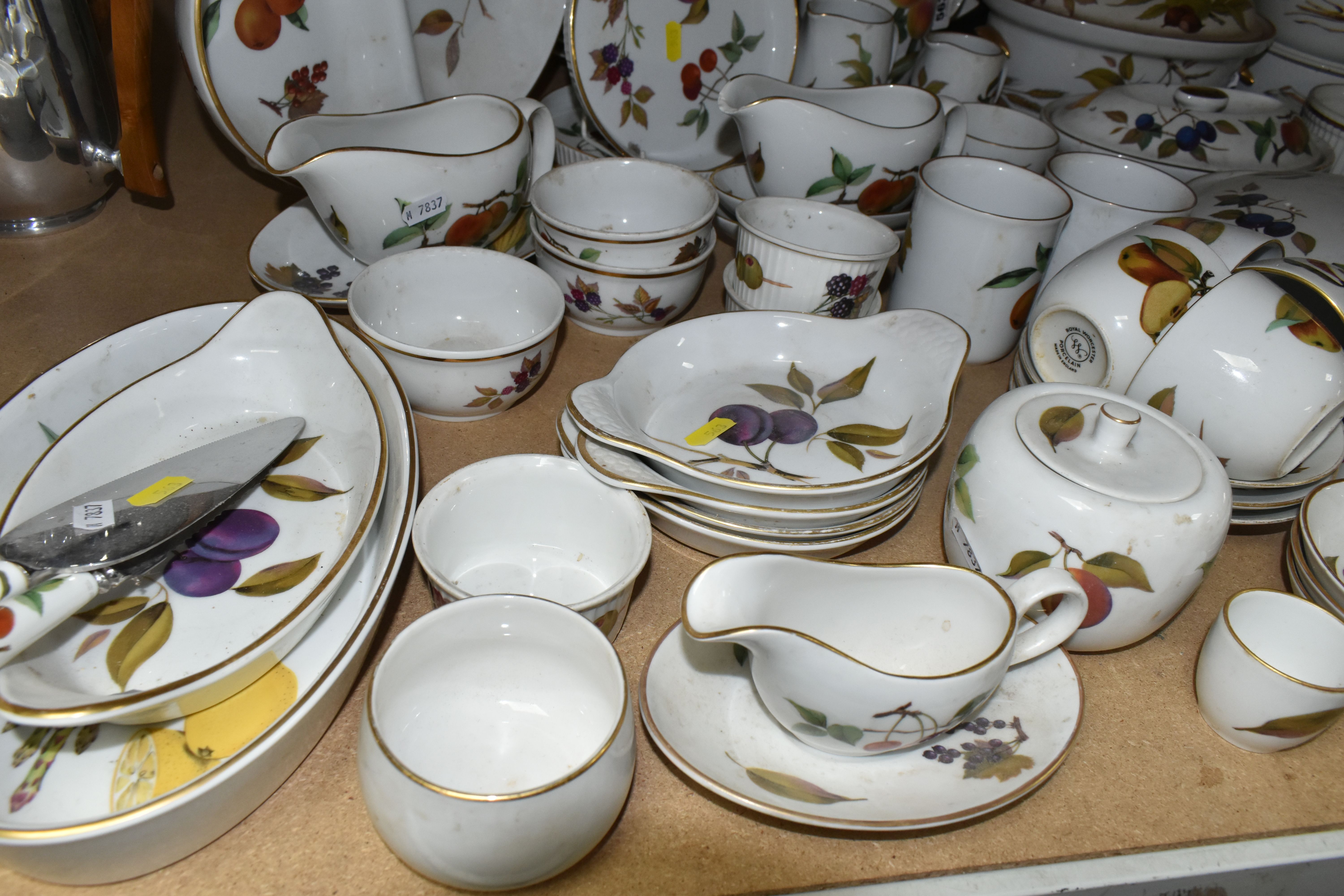 A LARGE QUANTITY OF ROYAL WORCESTER EVESHAM DINING WARE, including serving dishes, plates, - Image 4 of 7