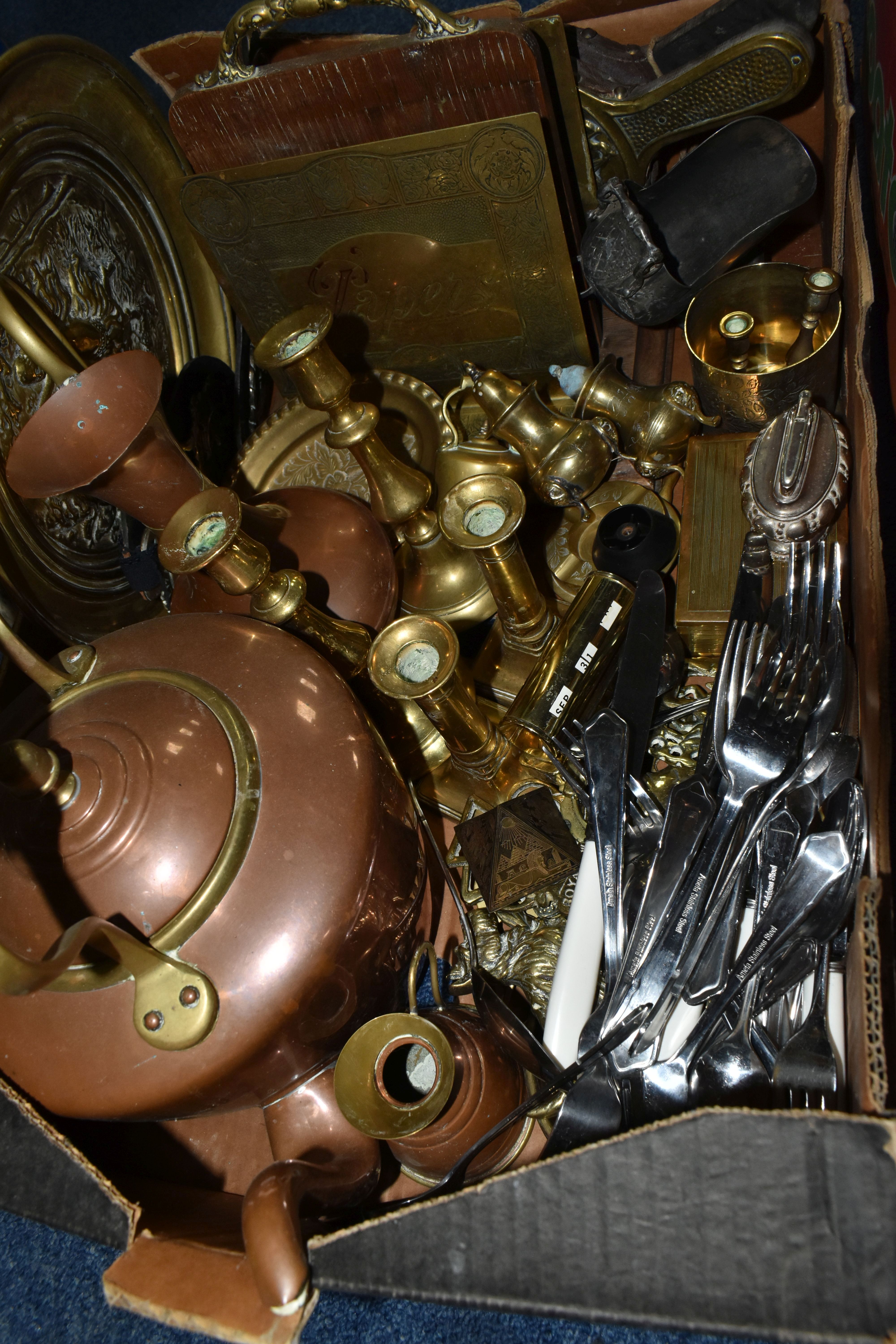 A BOX AND LOOSE METALWARE, to include a copper kettle, two copper jugs, a brass oil lamp, an oil - Image 2 of 5