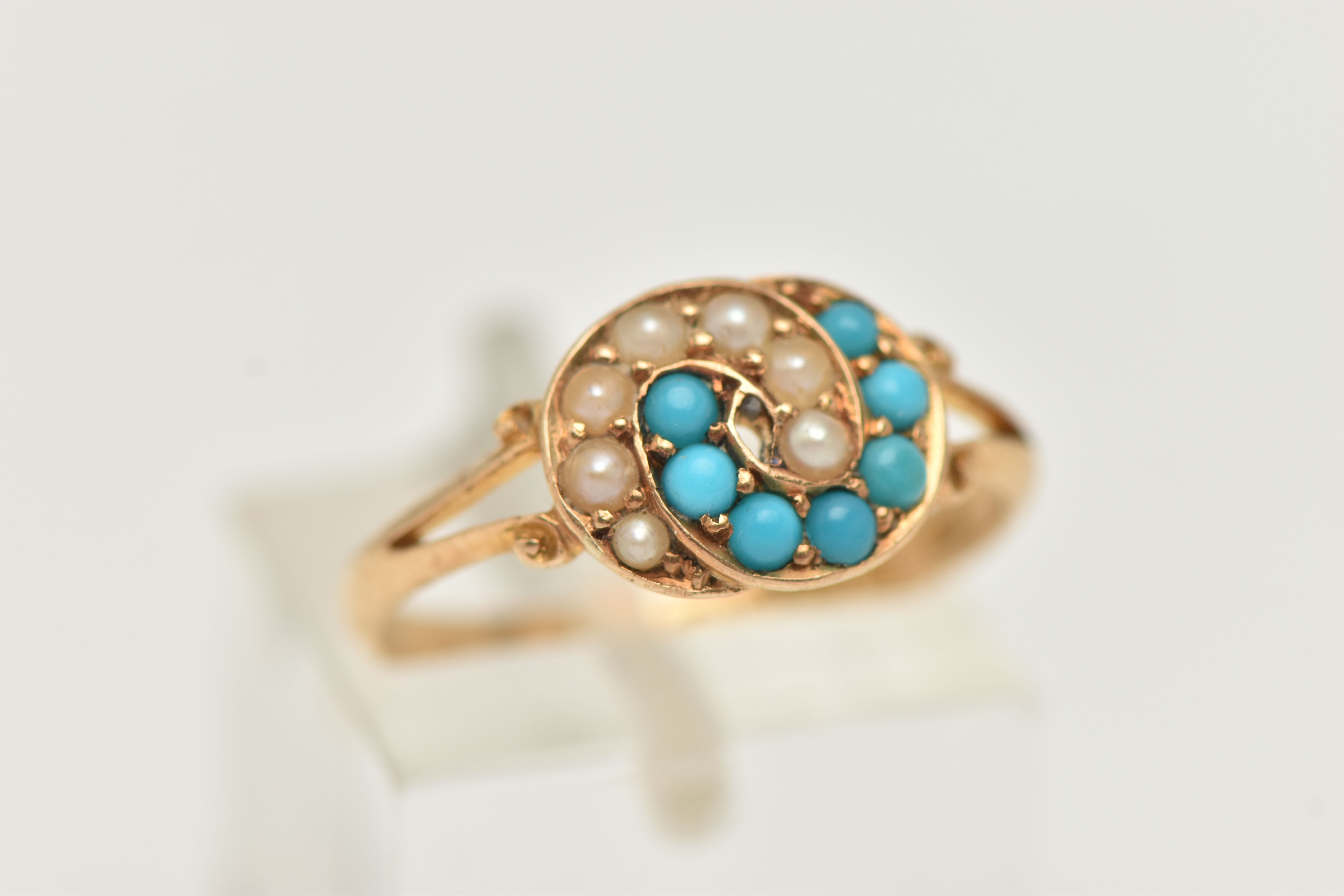 AN 18CT GOLD, EARLY 20TH CENTURY SPLIT PEARL AND TURQUOISE RING, interlocking ring head set with a - Image 4 of 4
