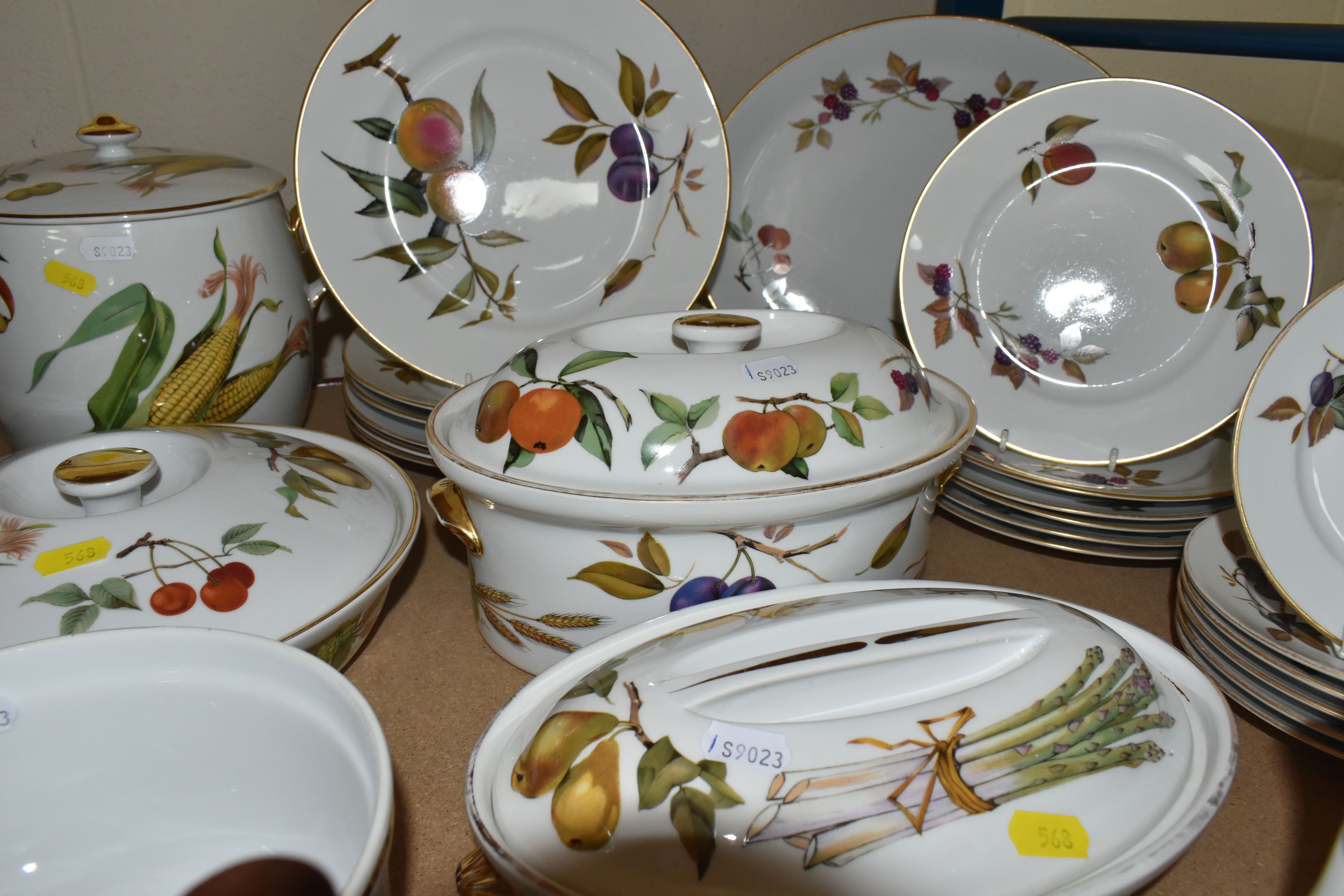 THIRTY THREE PIECES OF ROYAL WORCESTER EVESHAM DINING WARE, including serving dishes, plates, tea - Image 3 of 6
