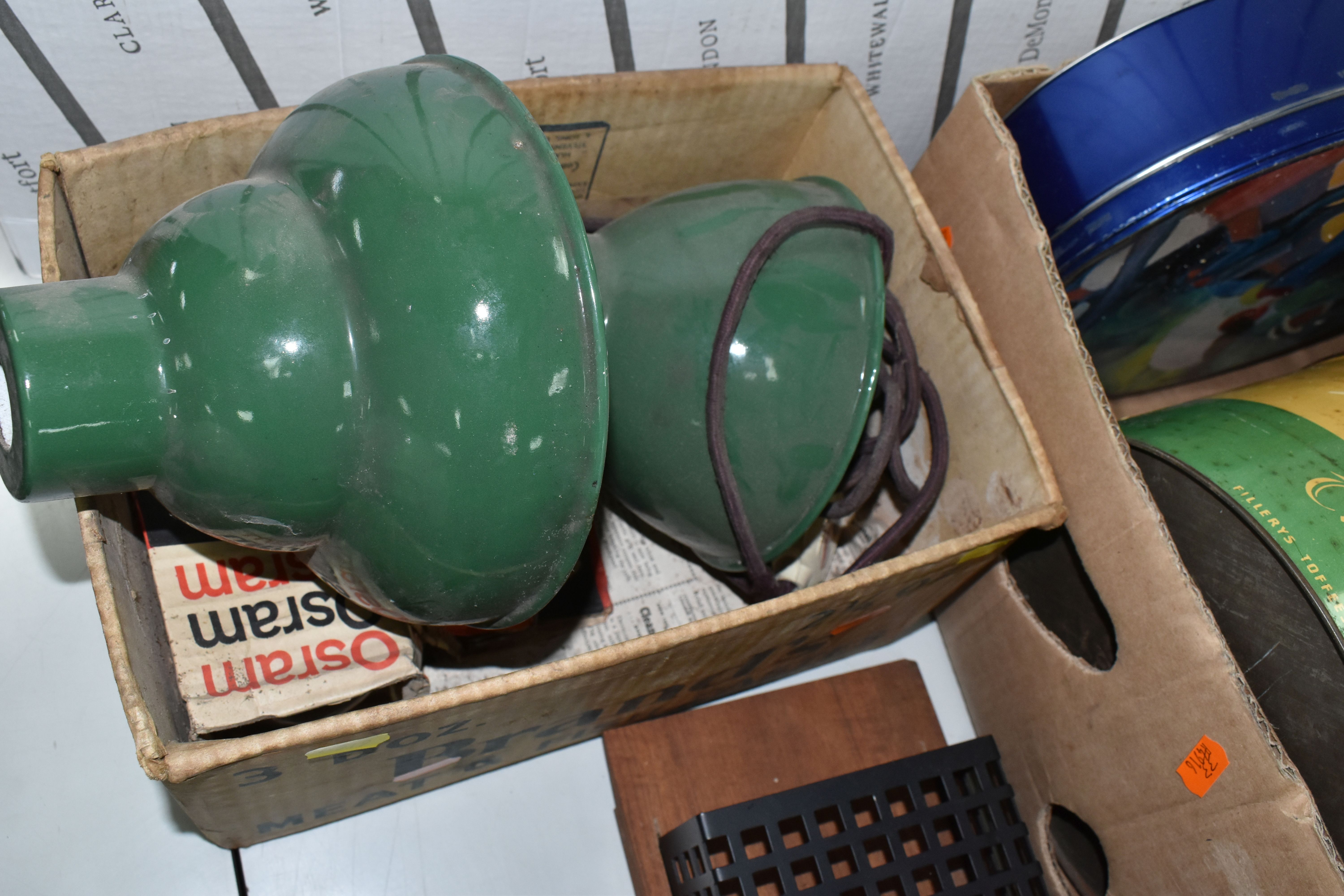 FIVE BOXES AND LOOSE ADVERTISING TINS AND OTHER METALWARE, to include twenty nine advertising tins - Image 9 of 10