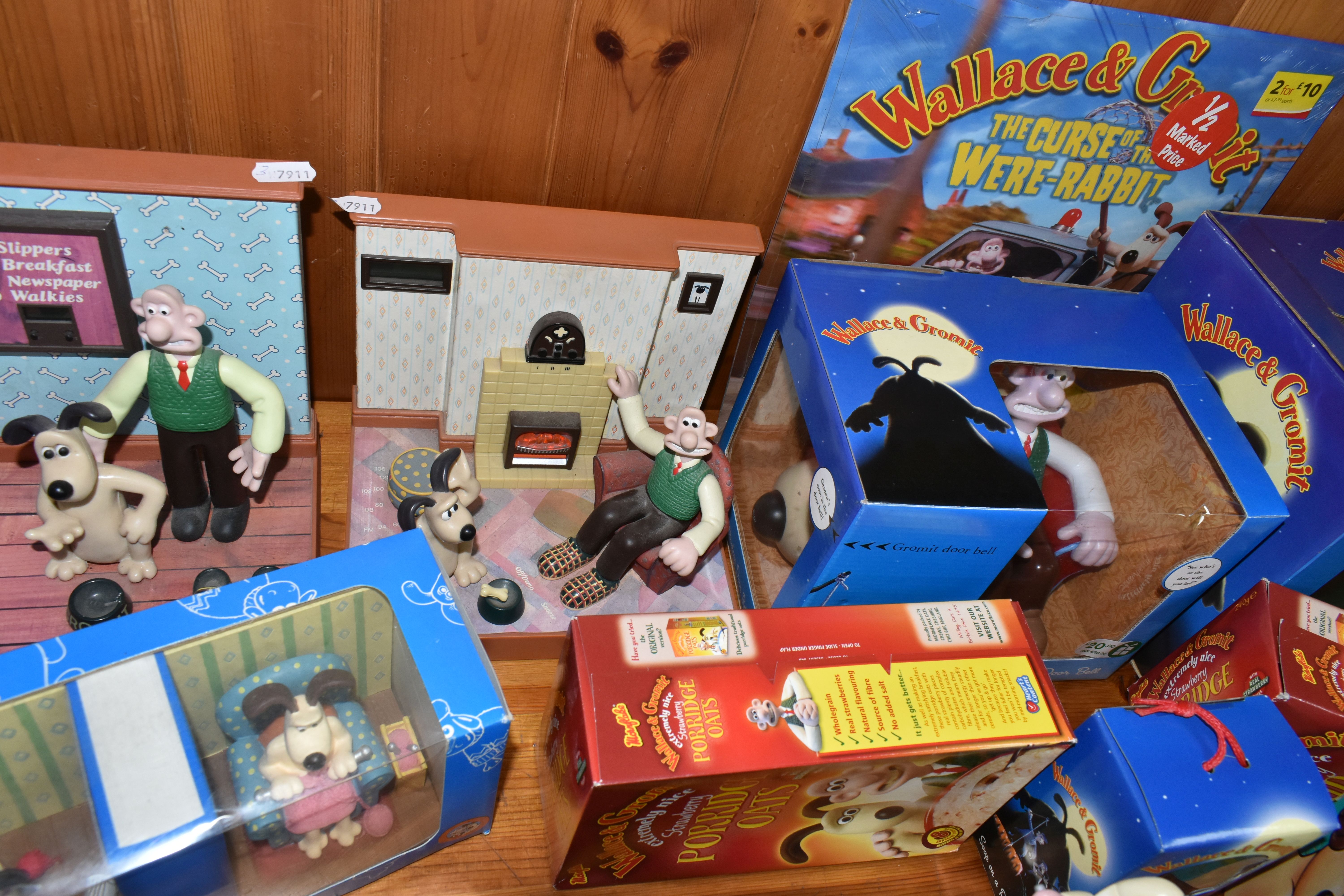 A LARGE COLLECTION OF BOXED 'WALLACE & GROMIT' NOVELTY ITEMS, to include a Wesco clock, Boots radio, - Image 6 of 6