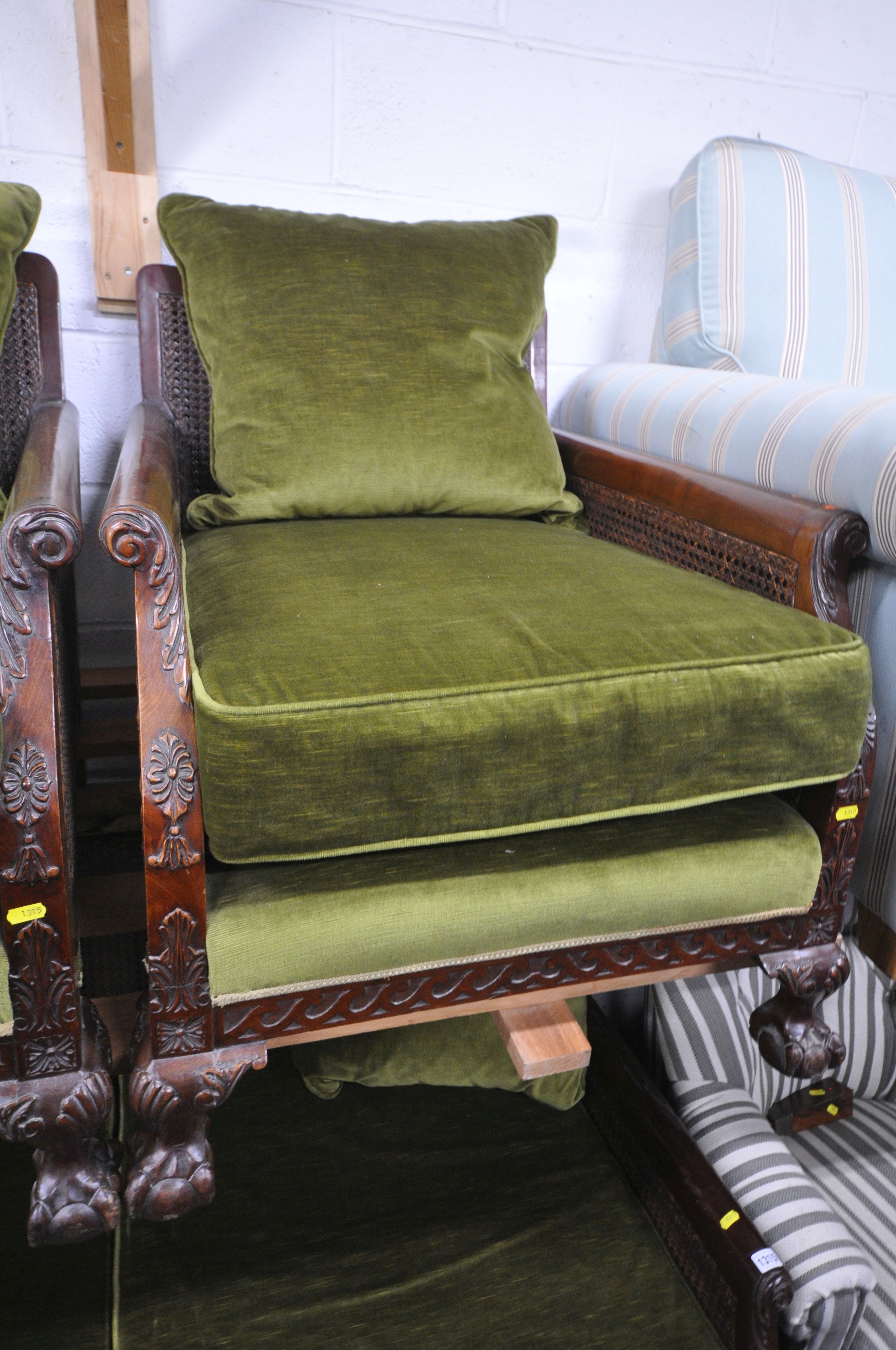 AN EARLY 20TH CENTURY MAHOGANY THREE PIECE LOUNGE SUITE, comprising a two seater sofa, with green - Image 3 of 4