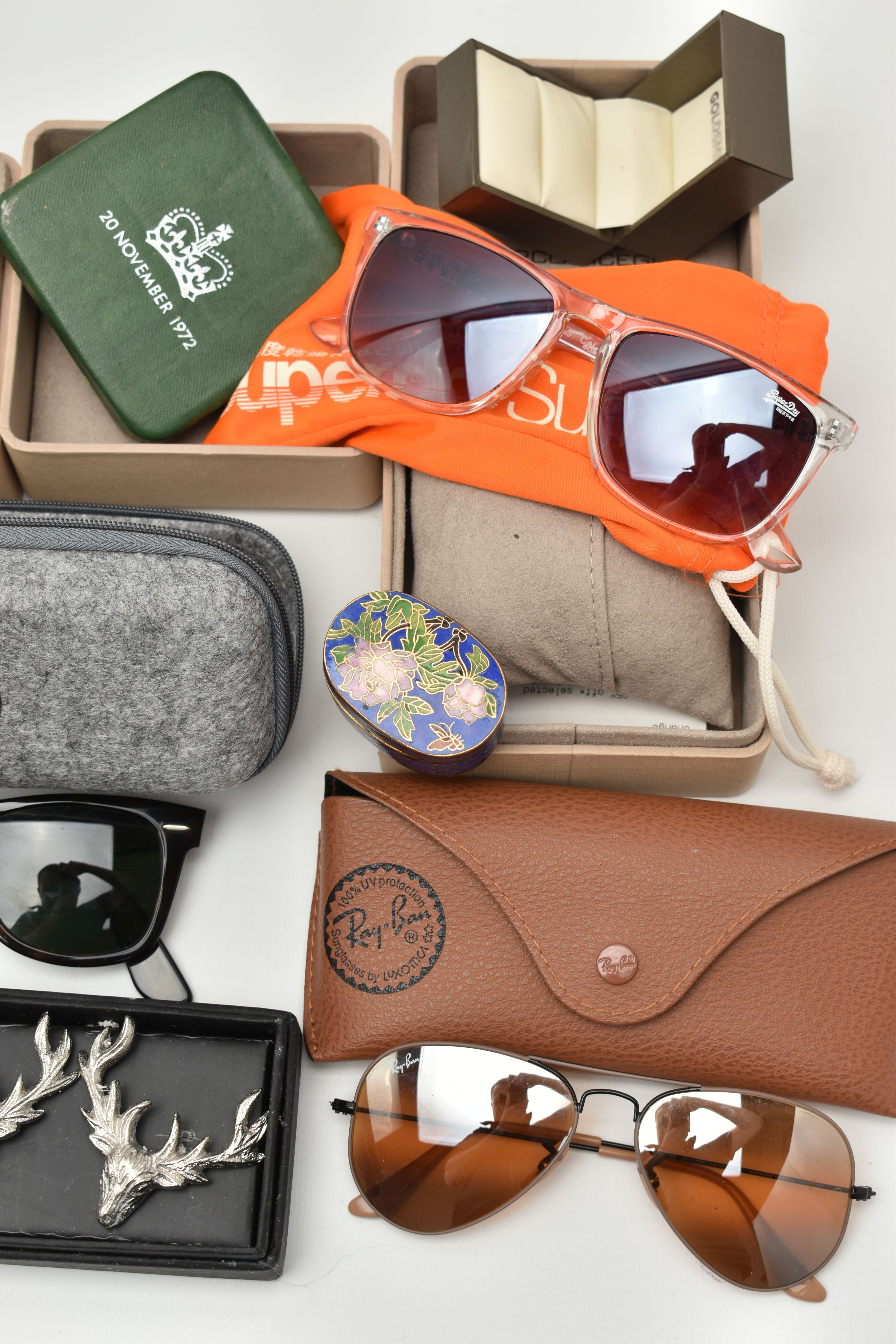 A BOX OF ASSORTED ITEMS, to include a pair of 'Ray Ban' Wayfarer 2140 sunglasses, a pair of Gucci - Image 2 of 5