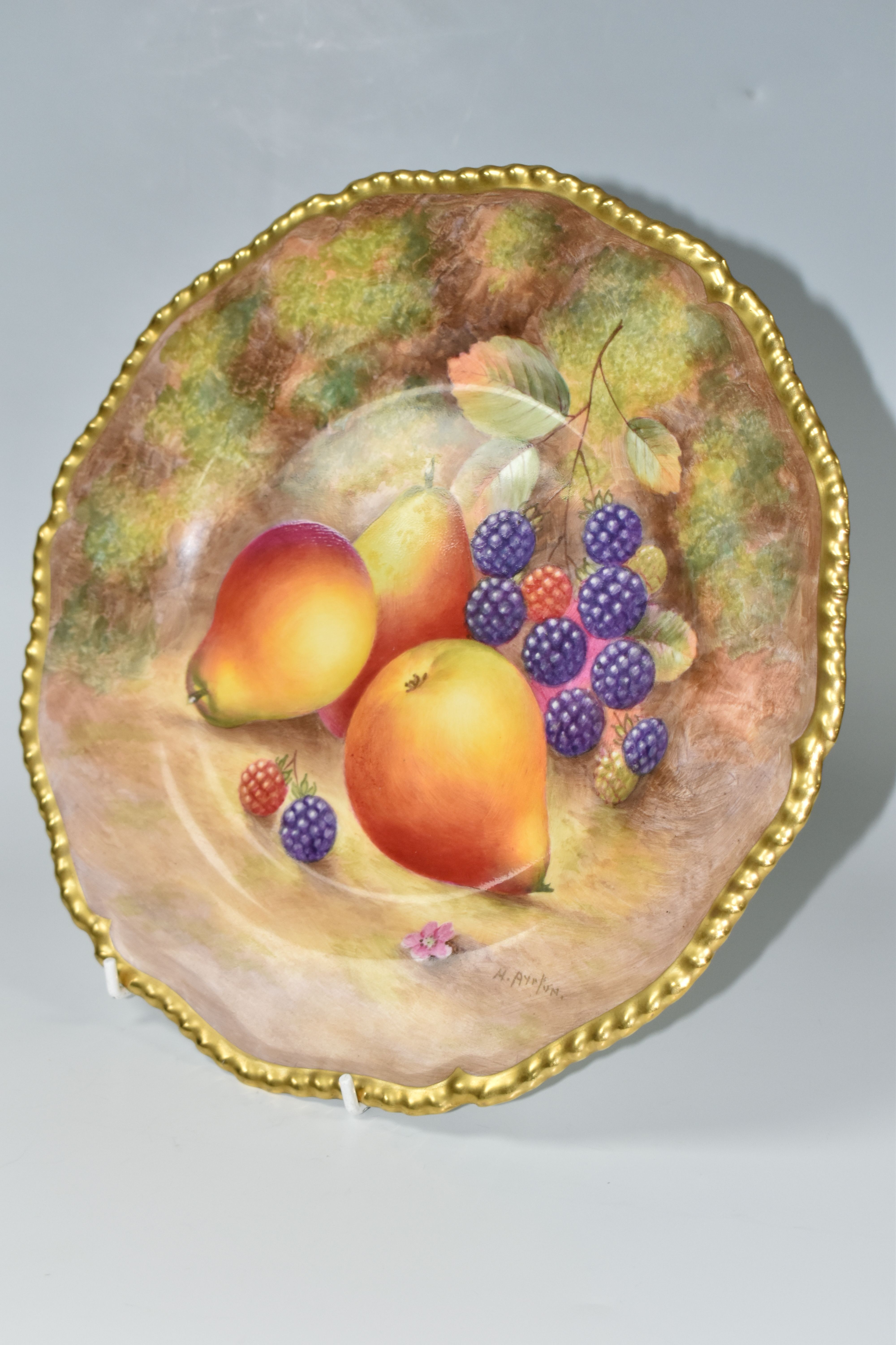 A ROYAL WORCESTER flower shaped cabinet plate, with gilt gadrooned edge, decorated with hand painted - Image 3 of 4