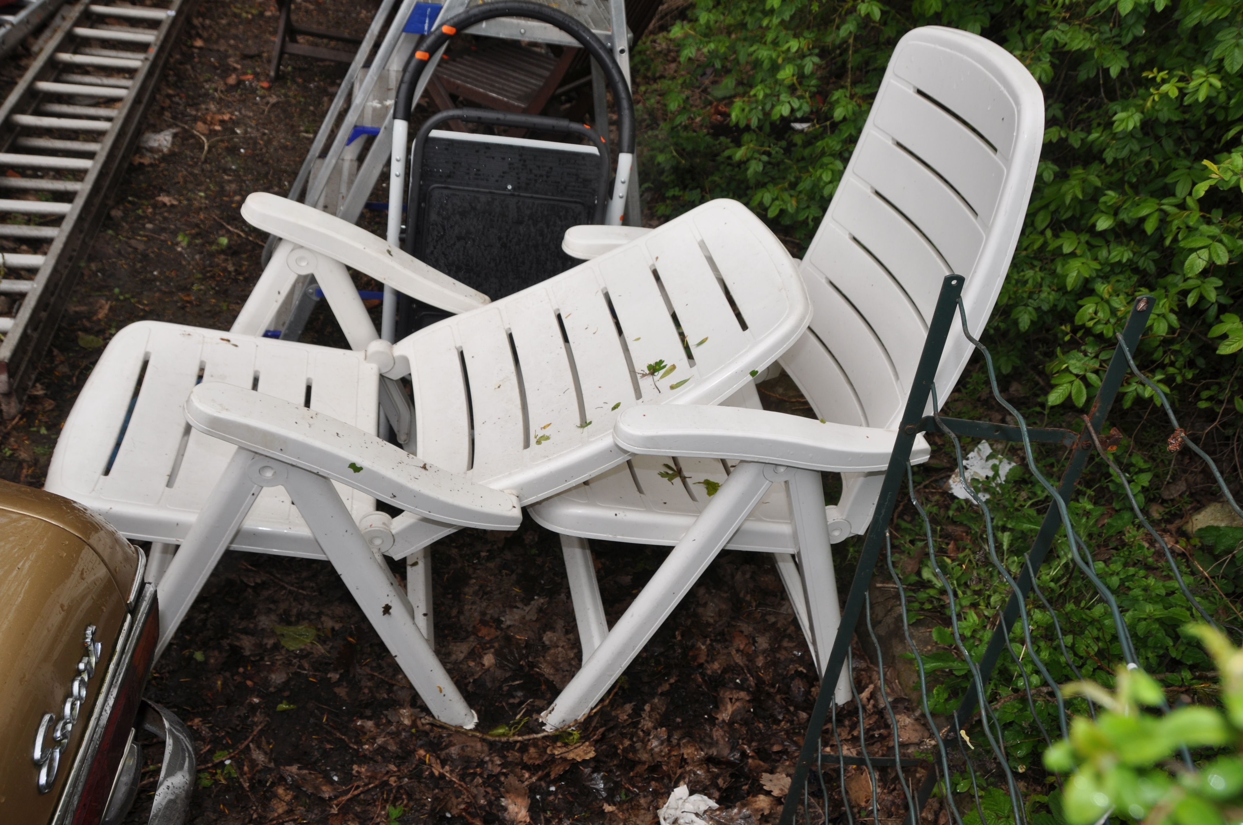 AN ALUMINIUM STEP LADDER, two steel steps and two folding plastic garden chairs (5) - Image 3 of 3