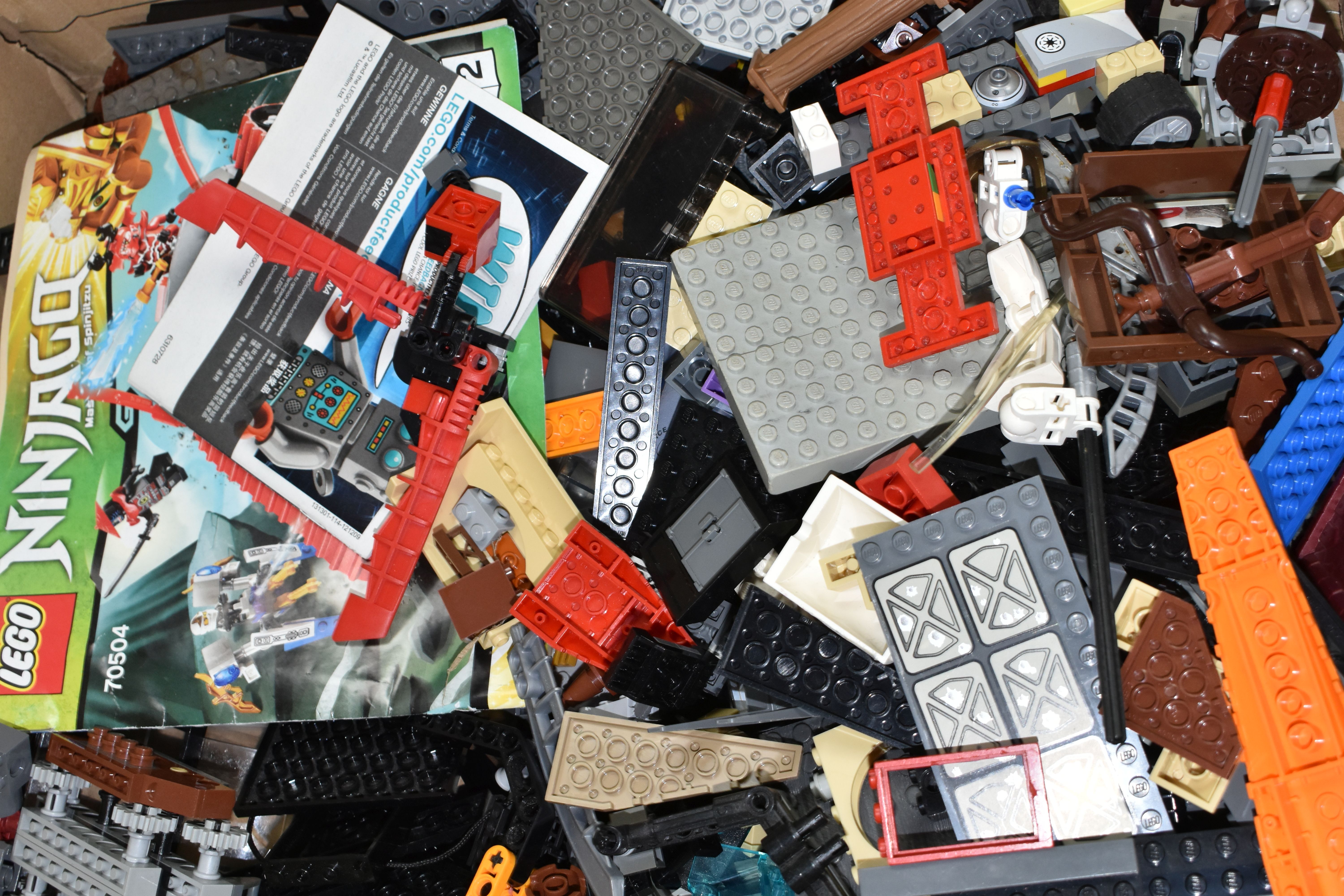 A QUANTITY OF ASSORTED LOOSE MODERN LEGO, assorted parts from various sets, also includes a small - Image 3 of 4