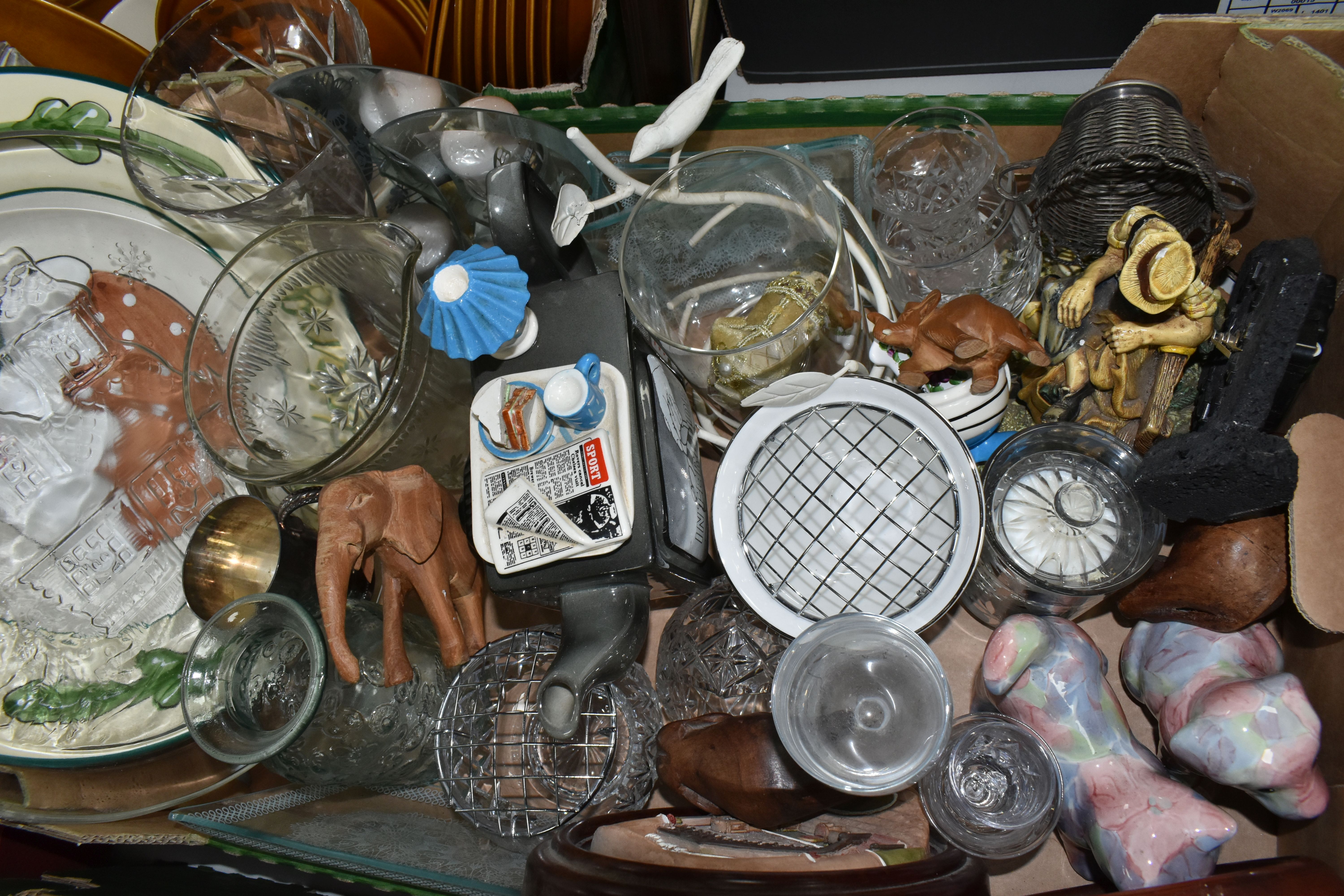 FOUR BOXES AND LOOSE CERAMICS, ORNAMENTS, GLASS WARE, PICNIC SET AND SUNDRY ITEMS, to include six - Image 6 of 8