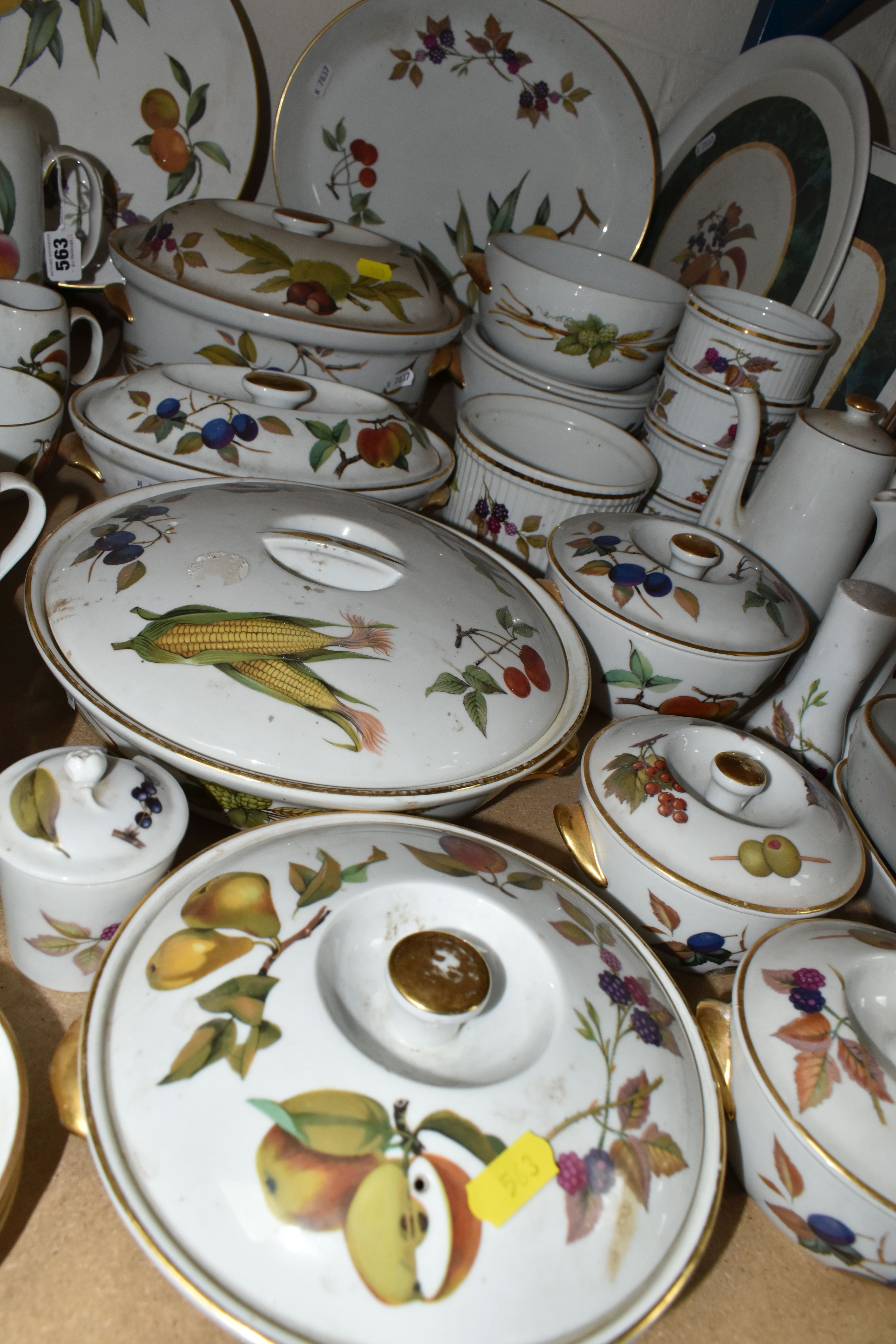 A LARGE QUANTITY OF ROYAL WORCESTER EVESHAM DINING WARE, including serving dishes, plates, - Image 3 of 7