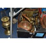 A BOX AND LOOSE METALWARE, to include a copper kettle, two copper jugs, a brass oil lamp, an oil