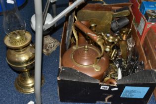 A BOX AND LOOSE METALWARE, to include a copper kettle, two copper jugs, a brass oil lamp, an oil