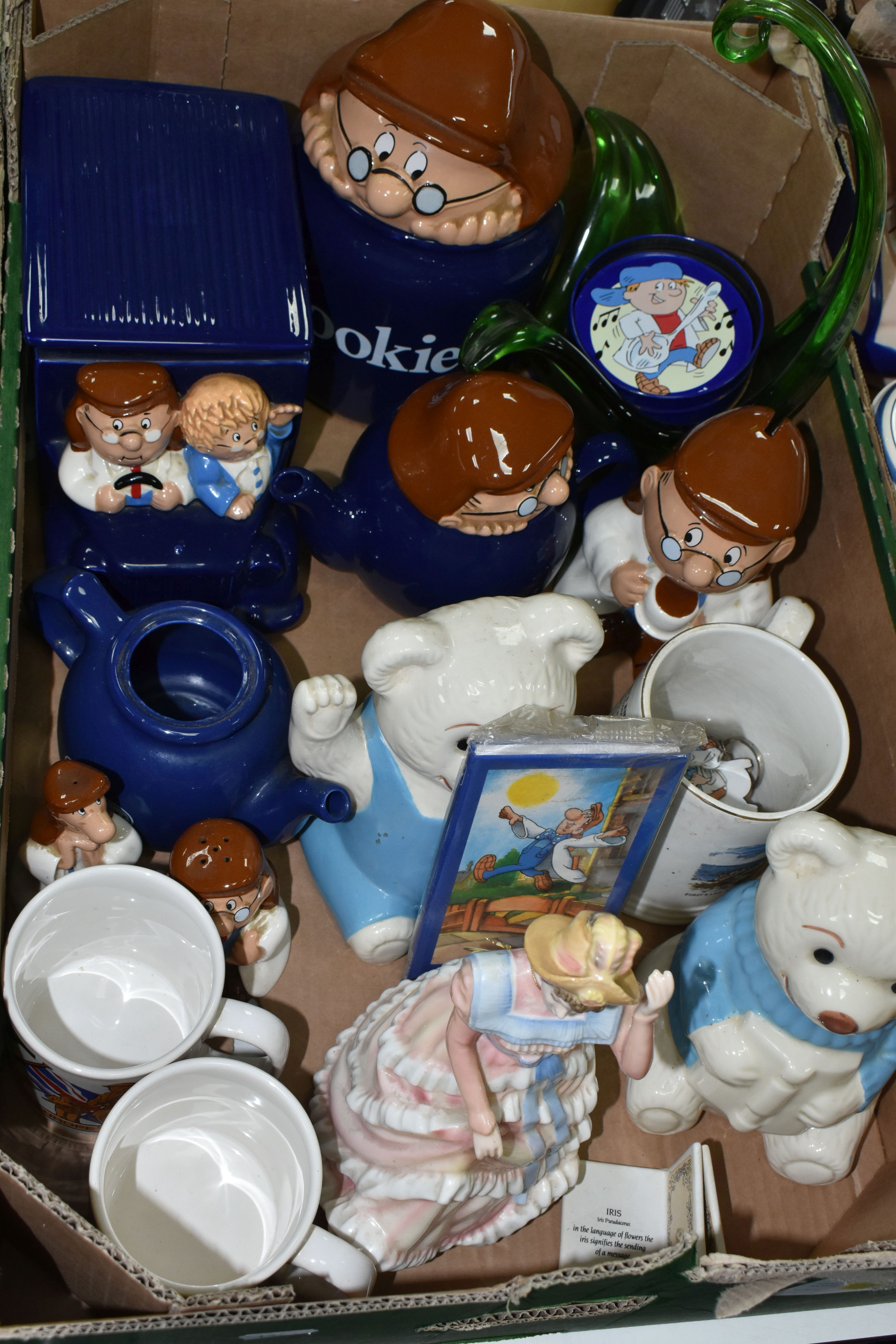 TWO BOXES OF TETLEY TEA NOVELTY CERAMICS, WADE NATWEST PIGGY BANKS, ASSORTED DELFT POTTERY - Image 3 of 3