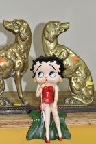 A CAST IRON FIGURE OF BETTY BOOP AND A PAIR OF BRASS SPANIEL DOORSTOPS, the painted shelf sitting
