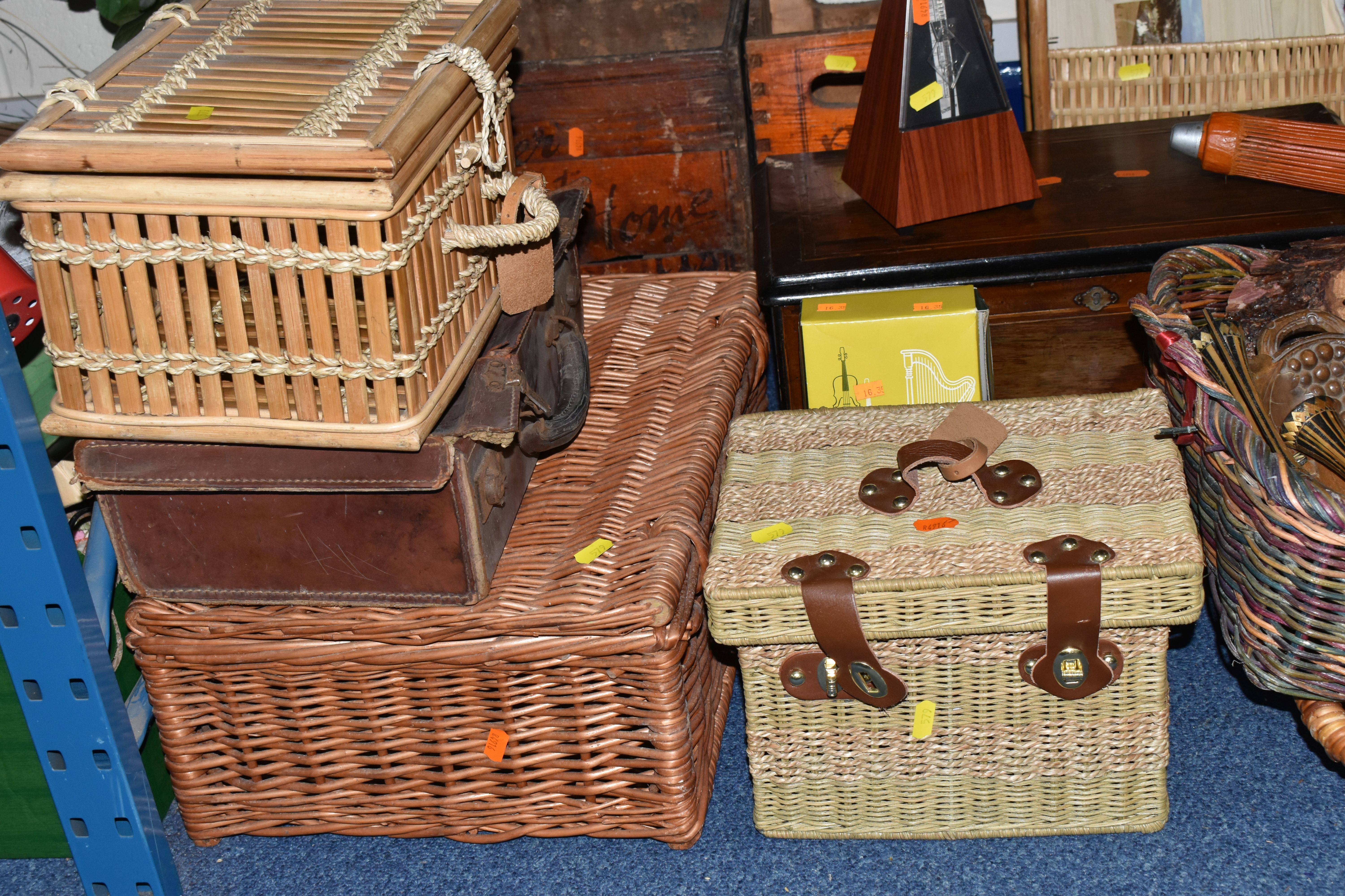 A BOX AND LOOSE WICKER AND TREEN ITEMS, to include two small 'Davenports Beer at Home' wooden beer - Image 2 of 8