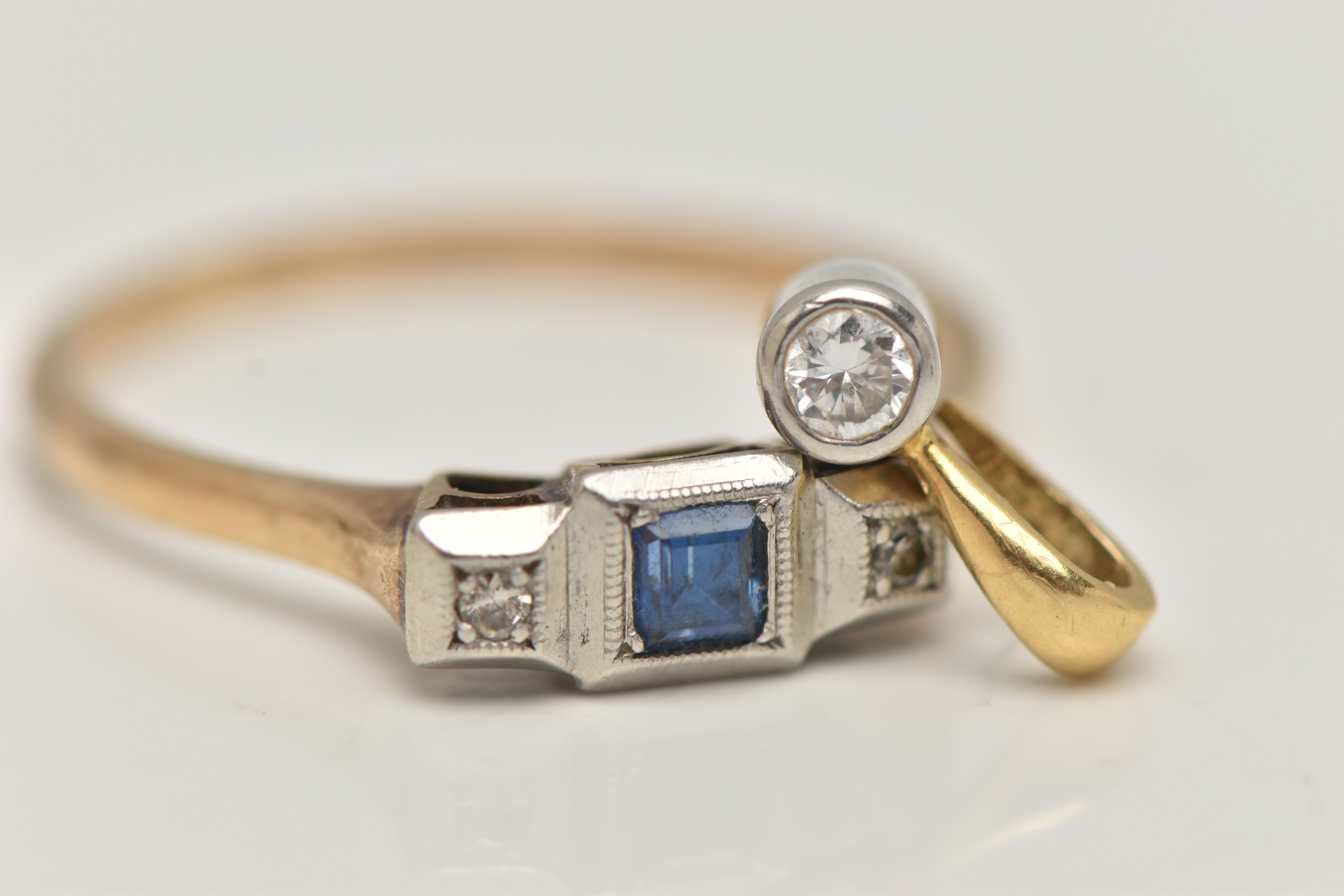 A YELLOW METAL SAPPHIRE AND DIAMOND RING, AND A DIAMOND PENDANT, the three stone ring, set with a - Bild 3 aus 4