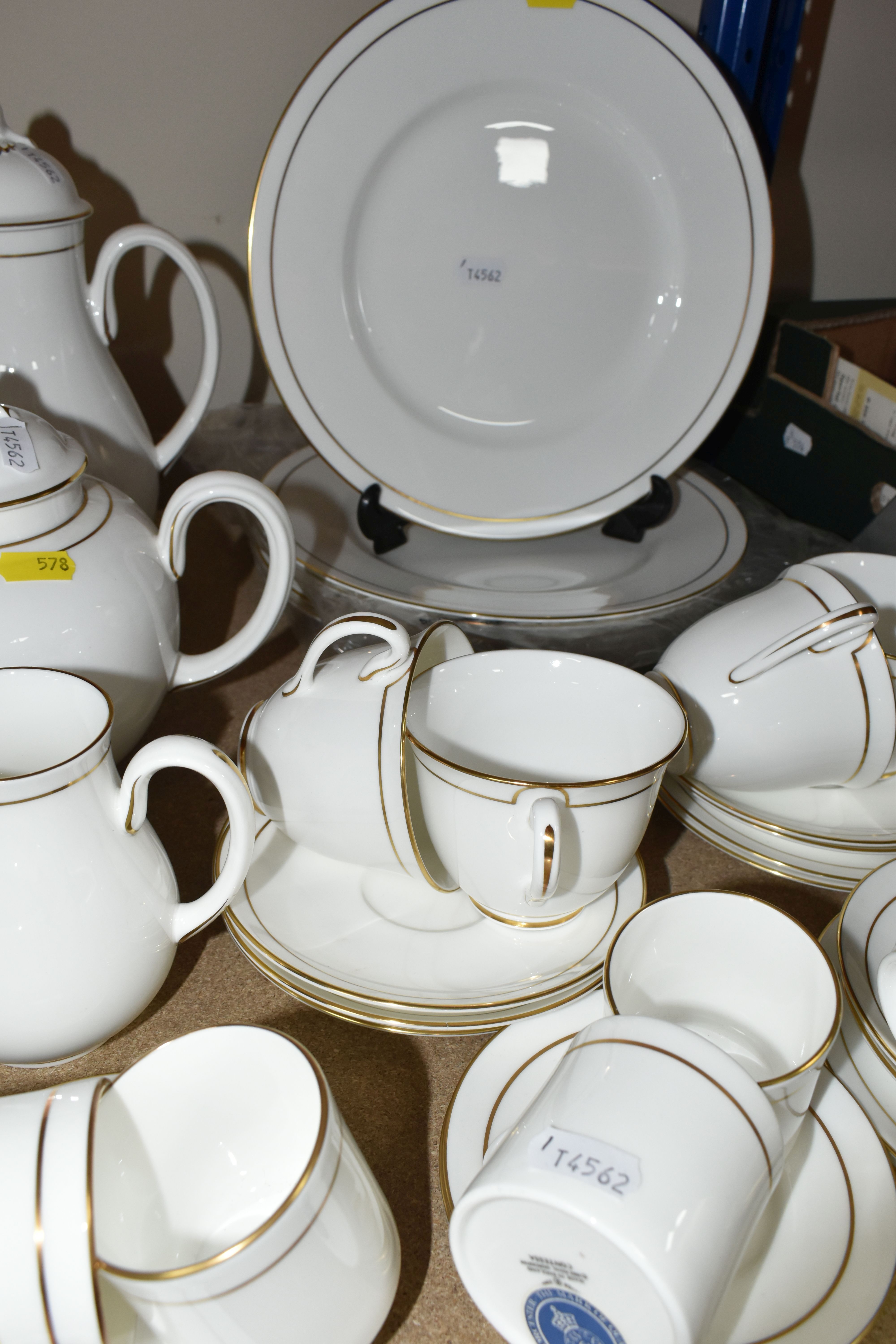 A QUANTITY OF ROYAL WORCESTER 'CONTESSA' DESIGN DINNERWARE, comprising two covered tureens, six - Image 2 of 6