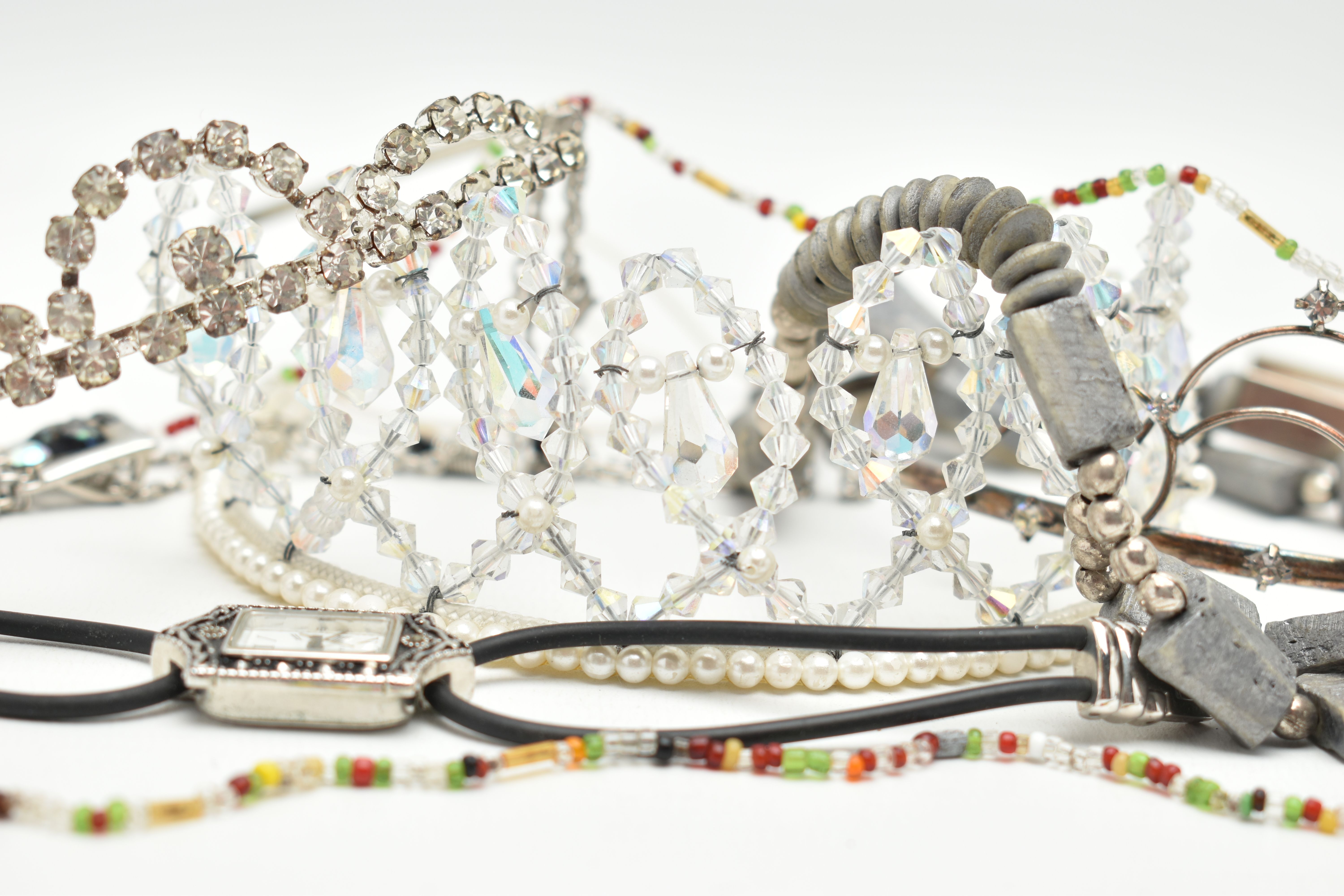 A BAG OF ASSORTED ITEMS, to include two paste set white metal tiaras, a faceted bead tiara, chunky - Image 4 of 7