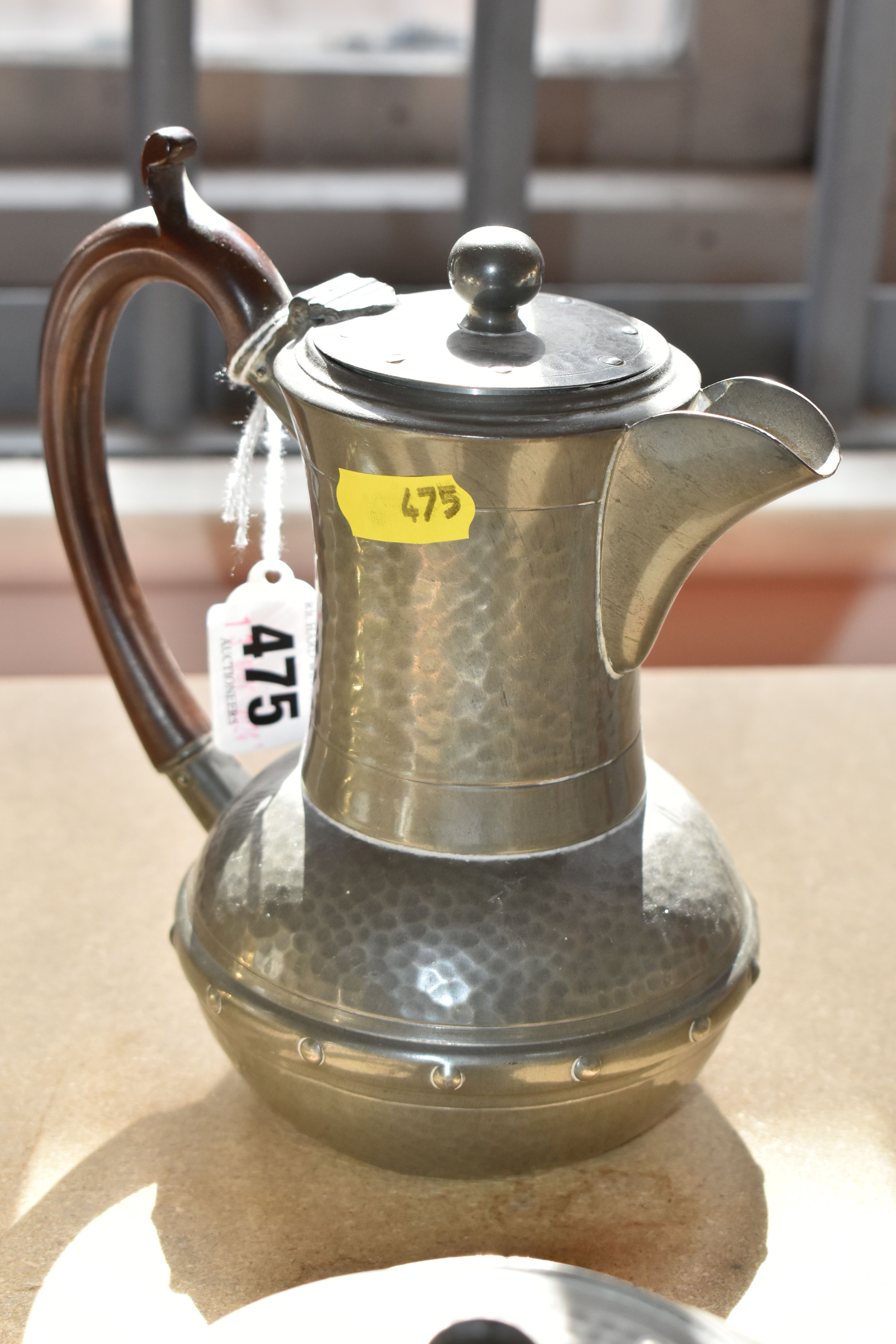 AN EARLY 20TH CENTURY ARTS & CRAFTS PLANISHED PEWTER TEA SET, comprising teapot, hot water jug, milk - Bild 4 aus 6